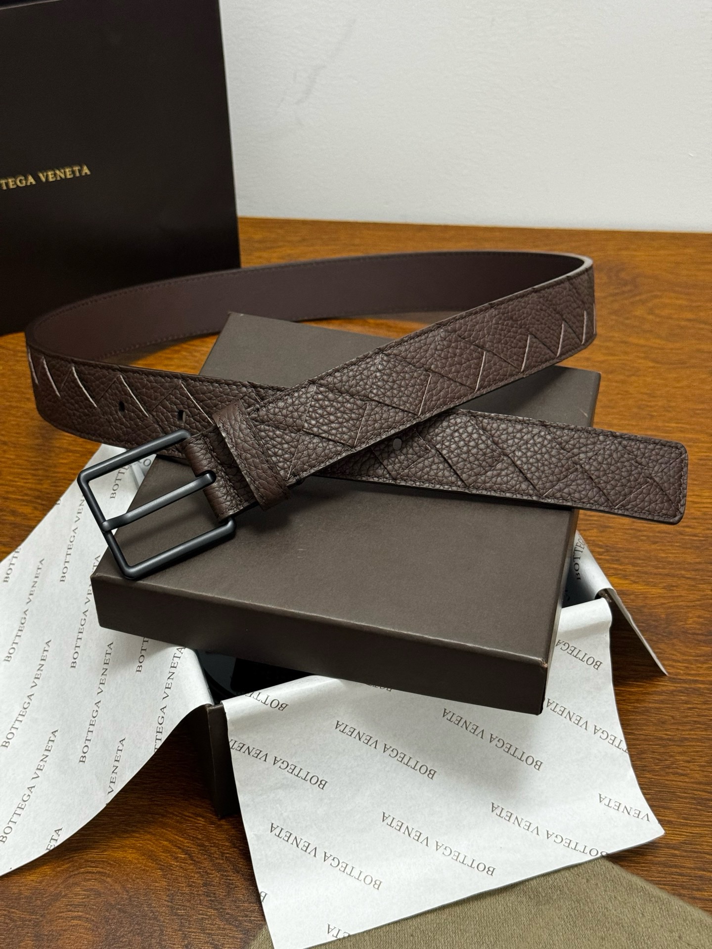 Ремень мужской Bottega Veneta Intrecciato коричневого цвета матовая пряжка