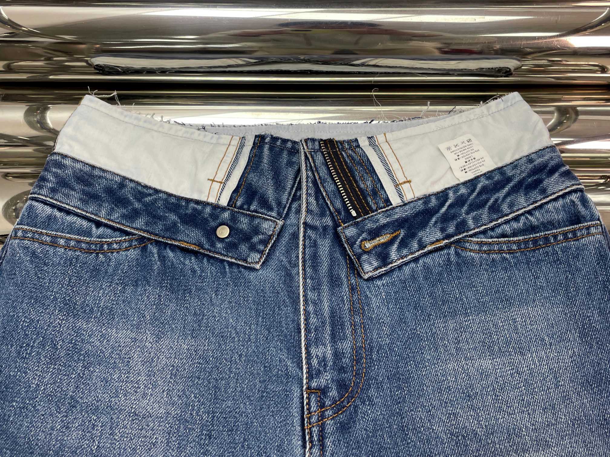 Джинсы женские в стиле Maison Margiela  из денима синего цвета с асимметричным поясом