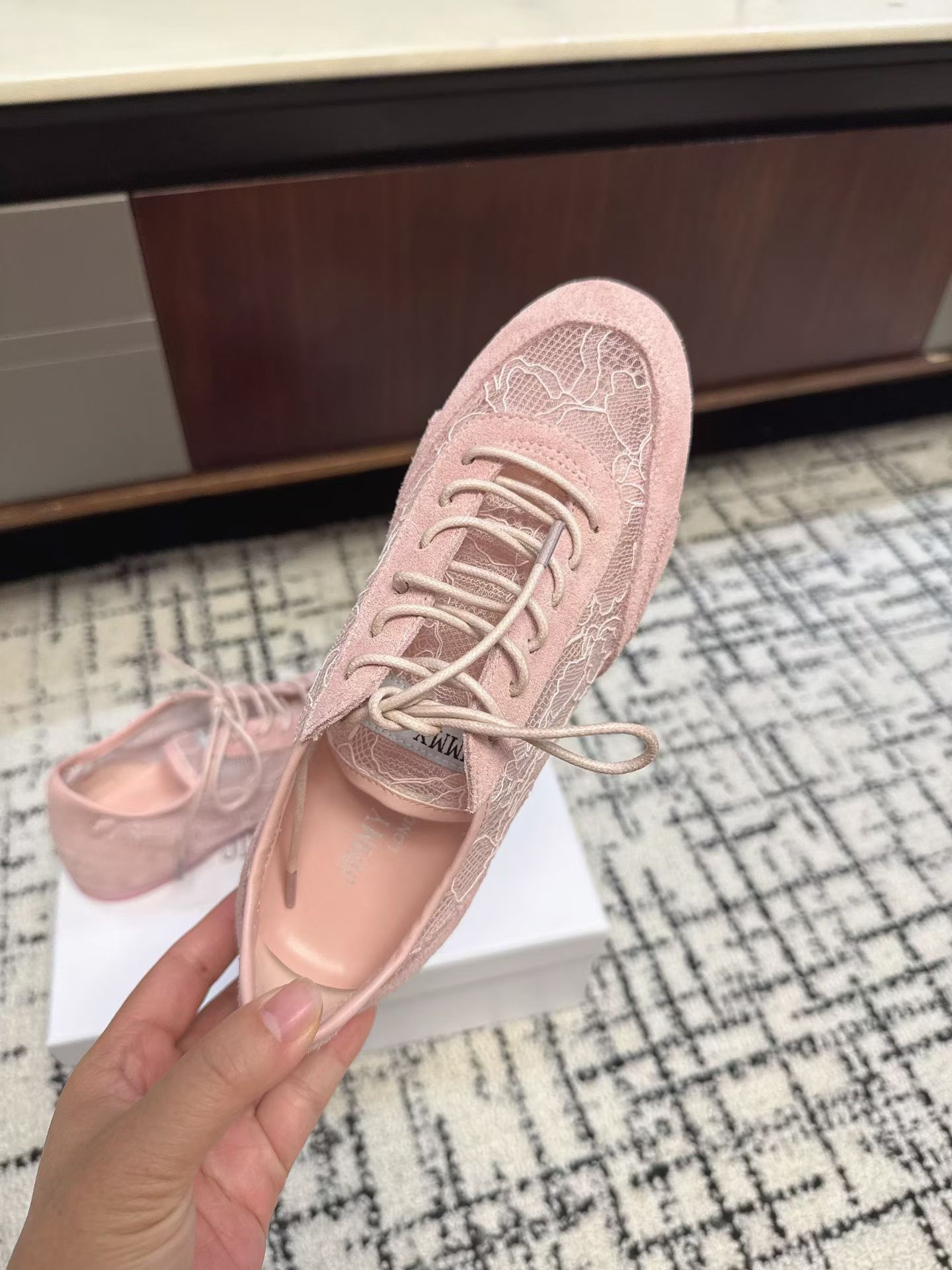 Кроссовки женские в стиле Jimmy Choo розового цвета
