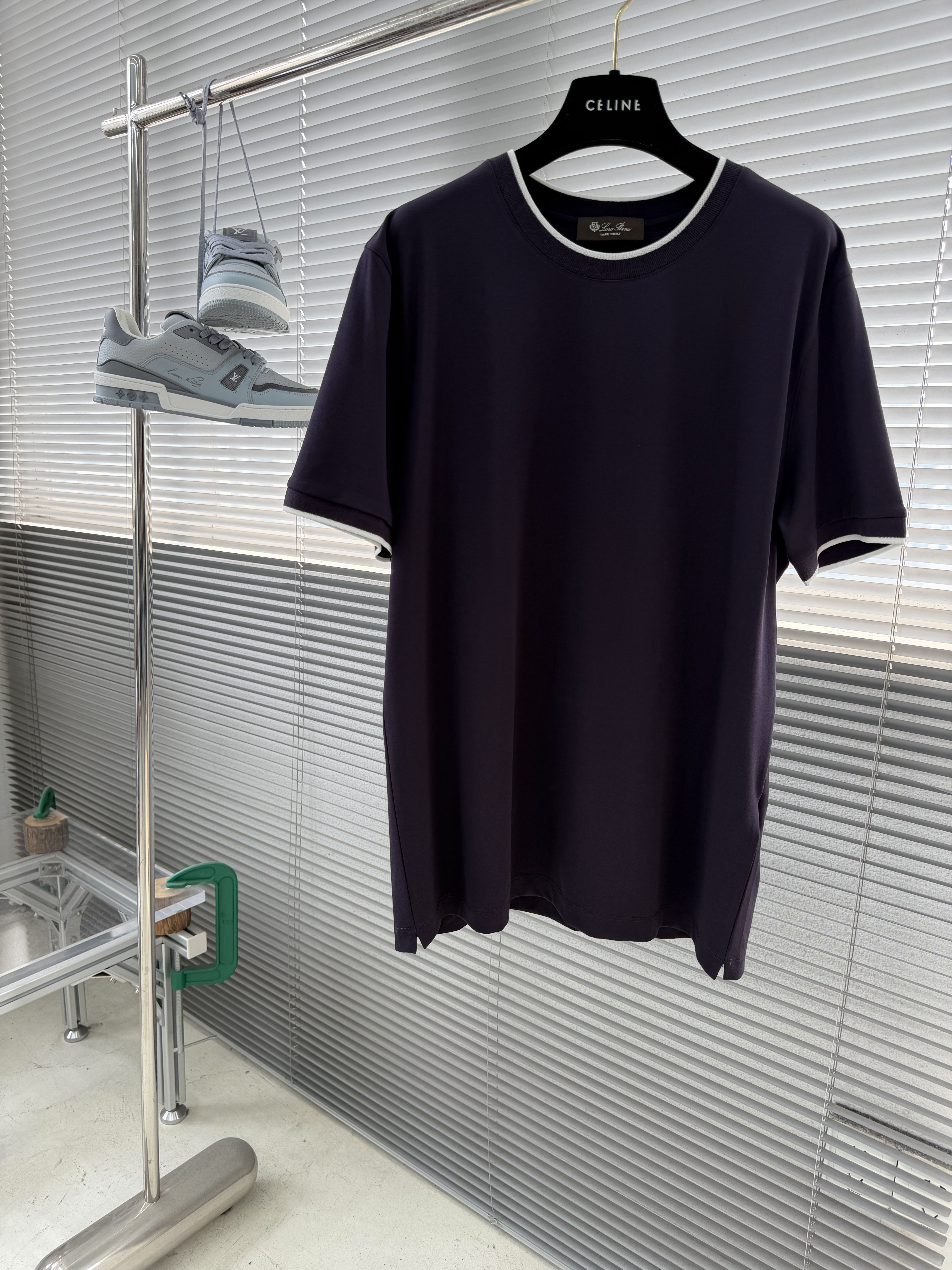 Футболка мужская в стиле Loro Piana из хлопка фиолетового цвета с контрастной отделкой