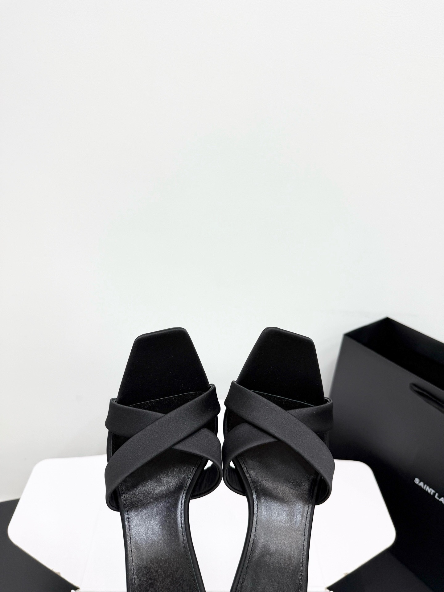 Мюли женские в стиле Saint Laurent Opyum из шелкового сатина черного цвета