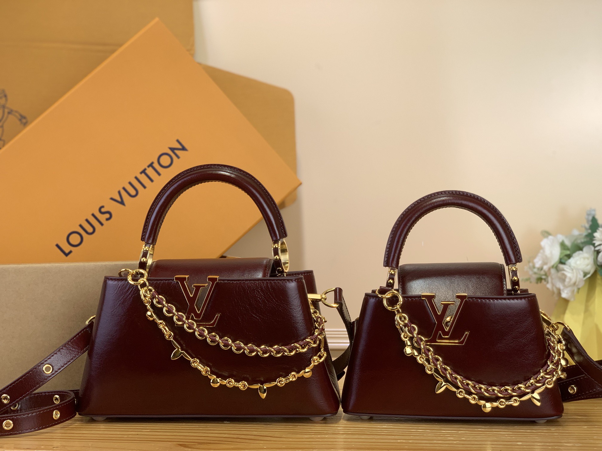 Сумка женская в стиле Louis Vuitton Capucines East-West BB с цепочкой