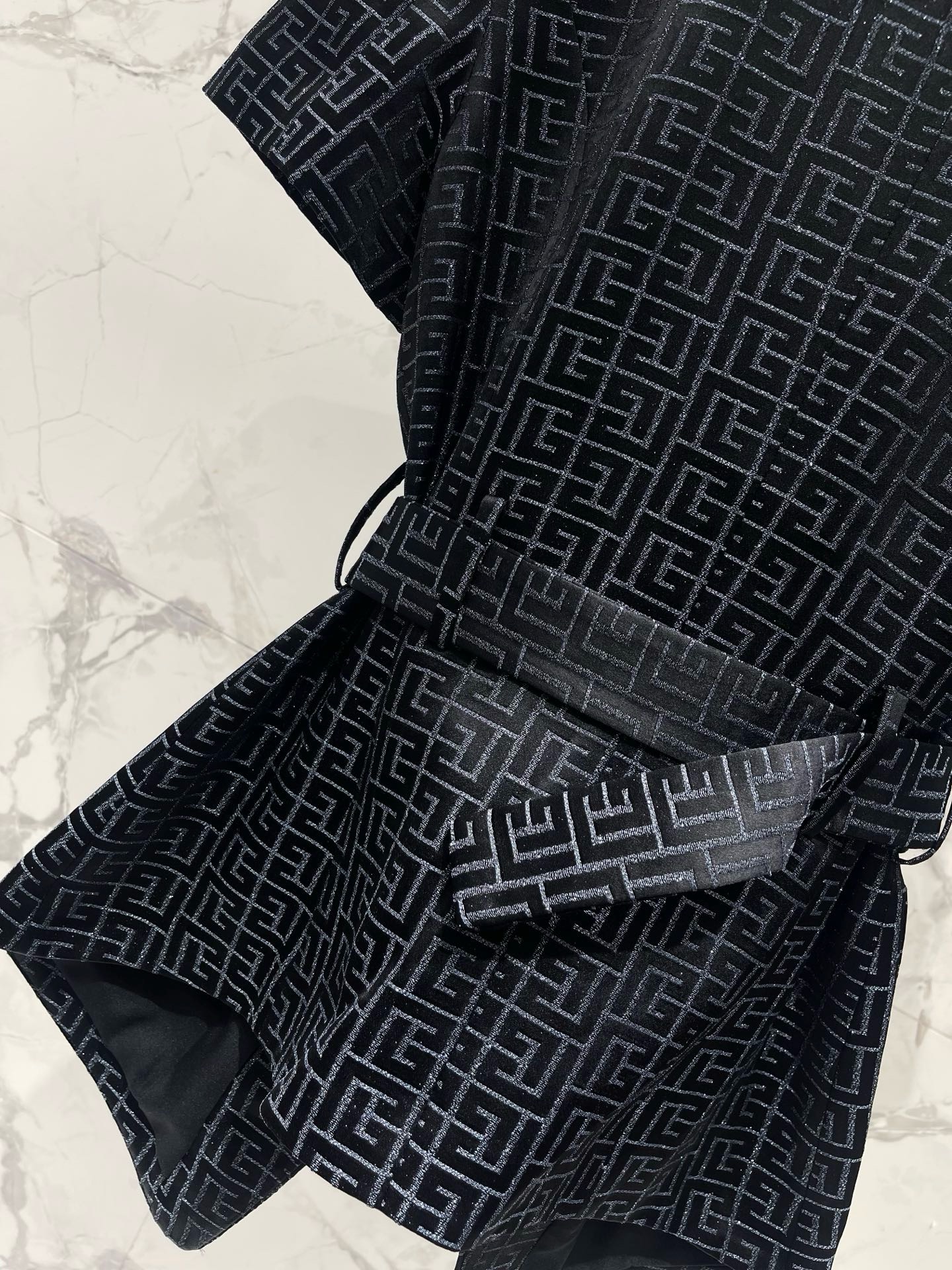 Жакет женский Balmain чёрного цвета с монограммным узором и поясом