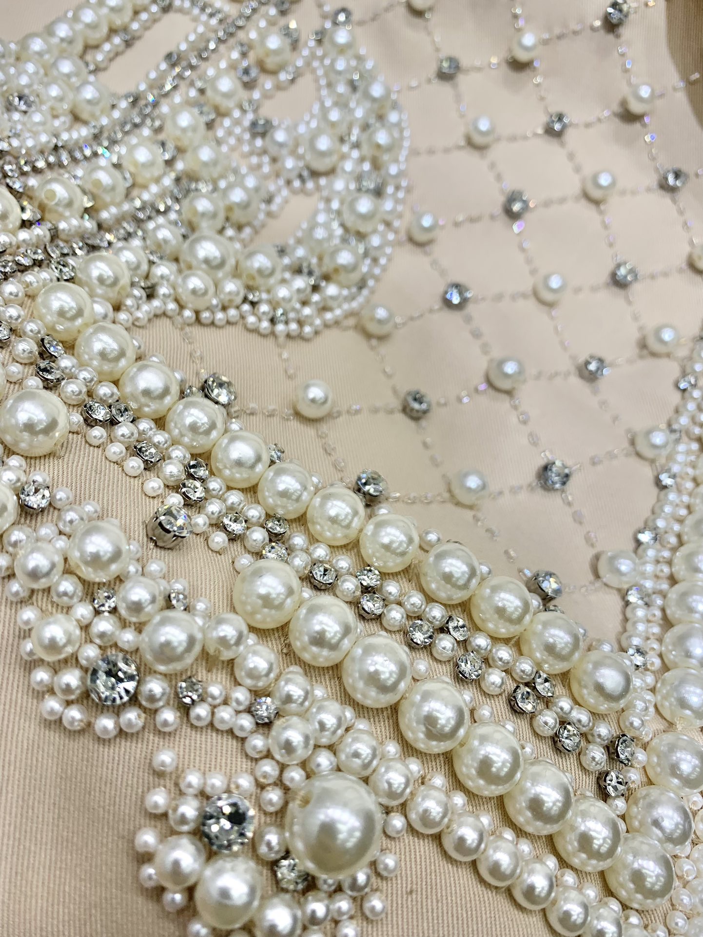 Жакет женский в стиле Balmain из плотной костюмной ткани бежевого цвета с ручной жемчужной вышивкой