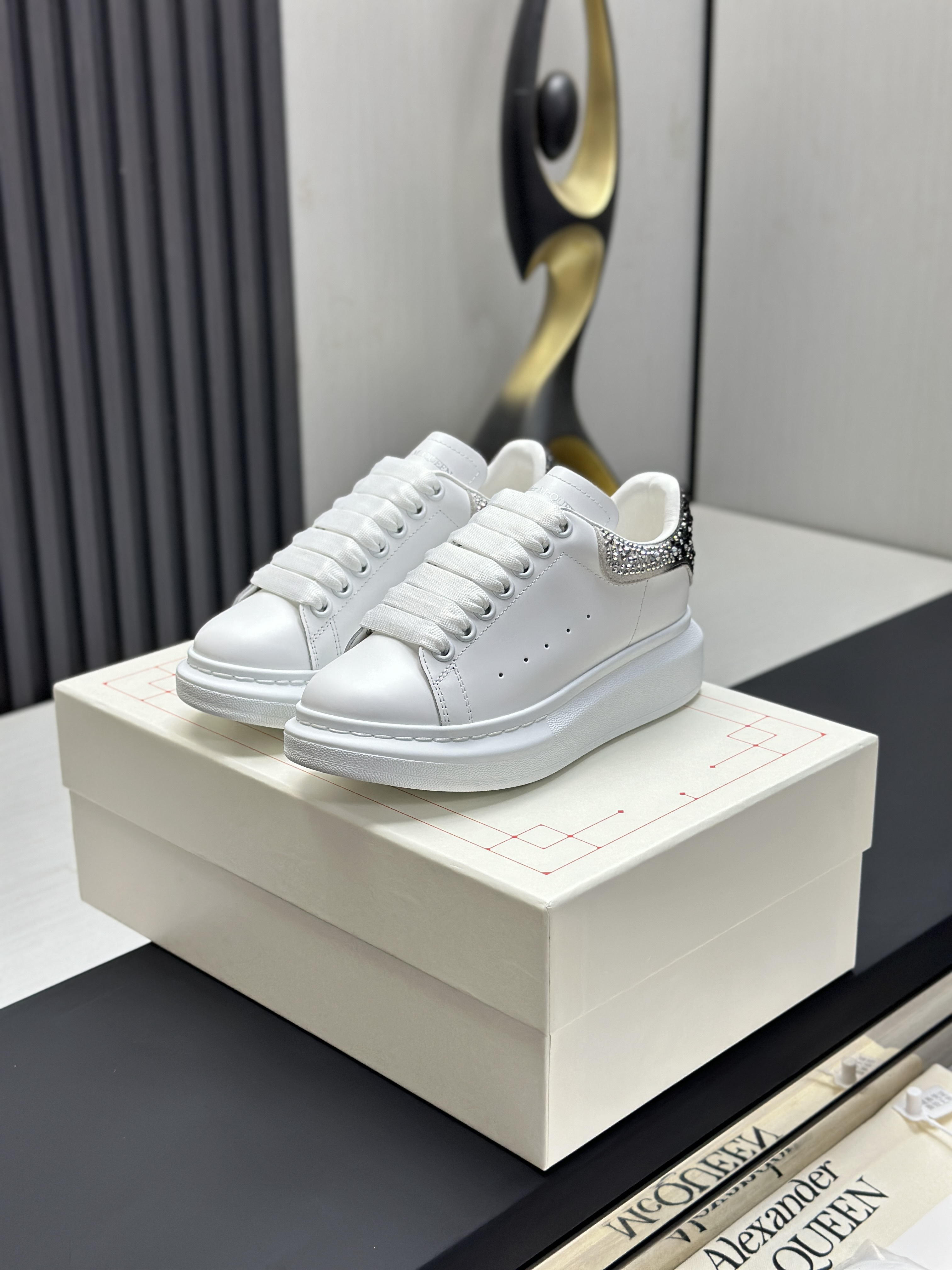 Кроссовки в стиле Alexander McQueen белого цвета с пудрово-розовым задником