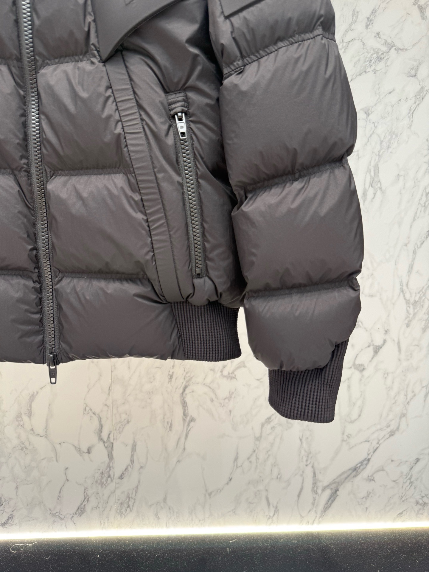 Пуховик мужской Balenciaga чёрного цвета с объёмной стёжкой и логотипом BB