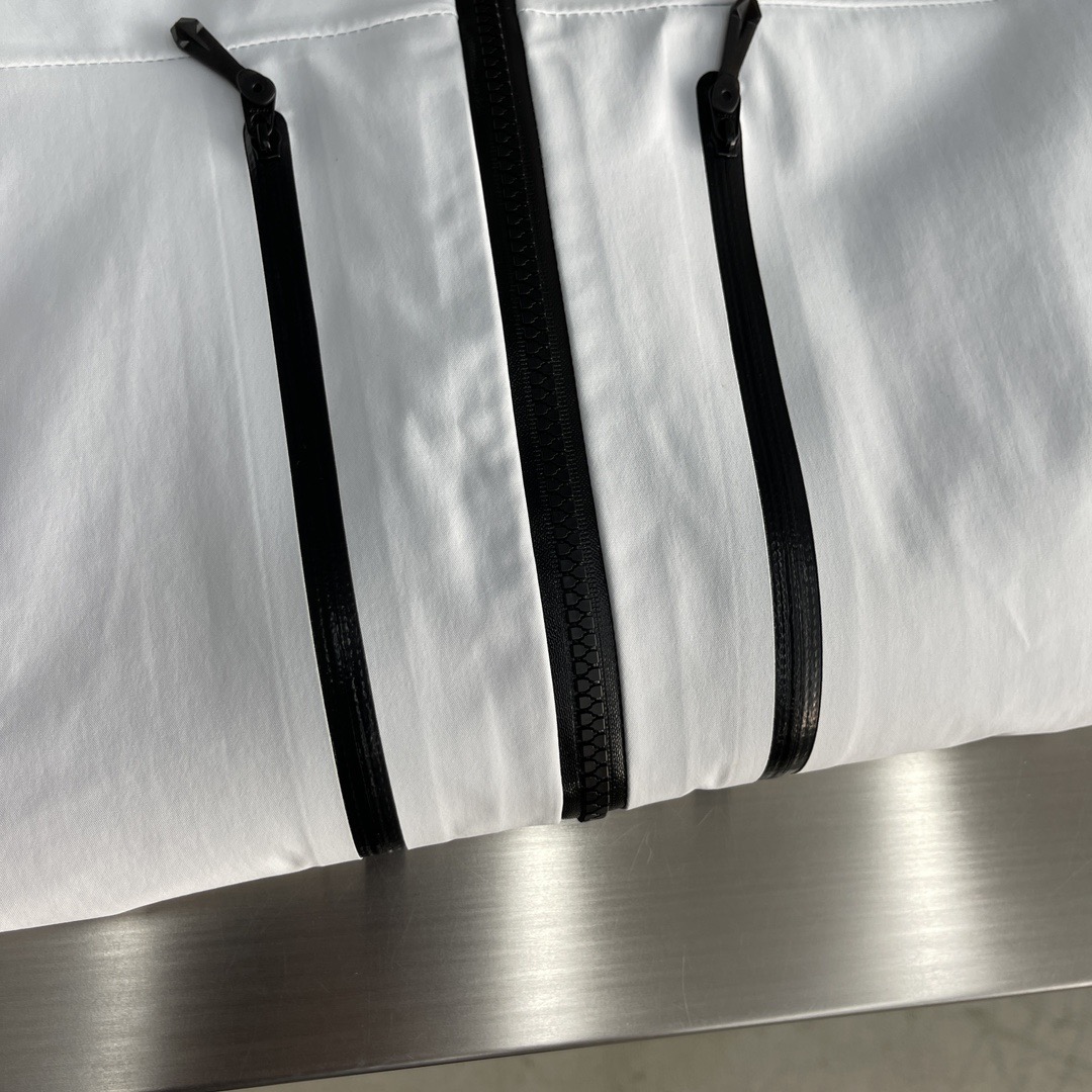 Куртка унисекс в стиле Arc'teryx Alpha SV из мембранной ткани с капюшоном белого цвета