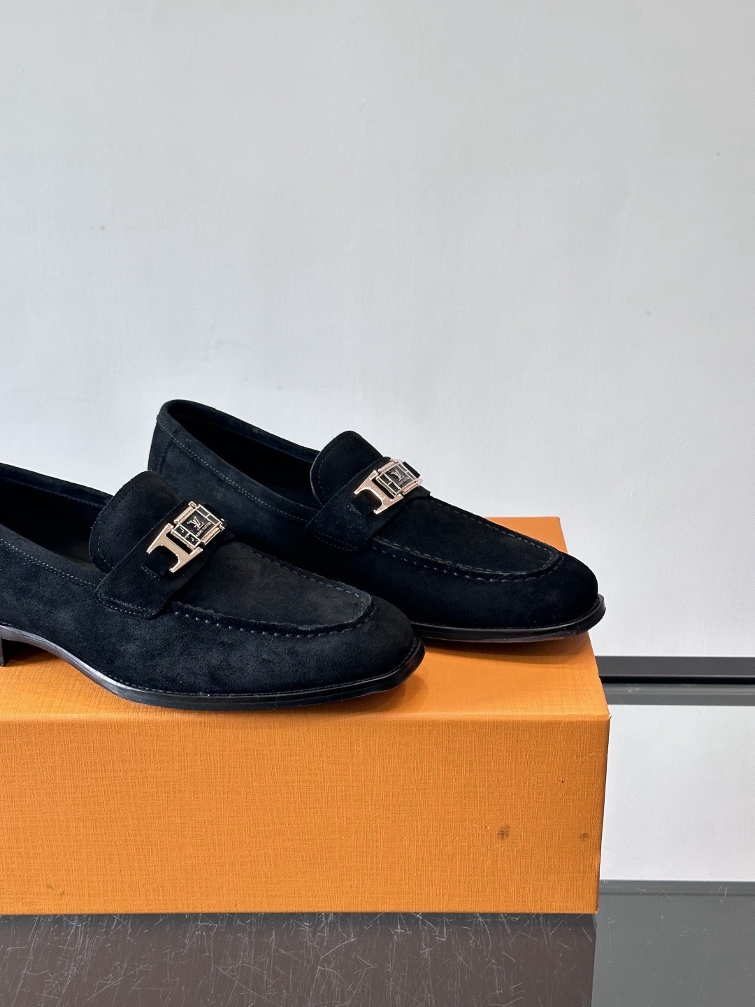 Туфли мужские в стиле Louis Vuitton чёрного цвета с металлической планкой