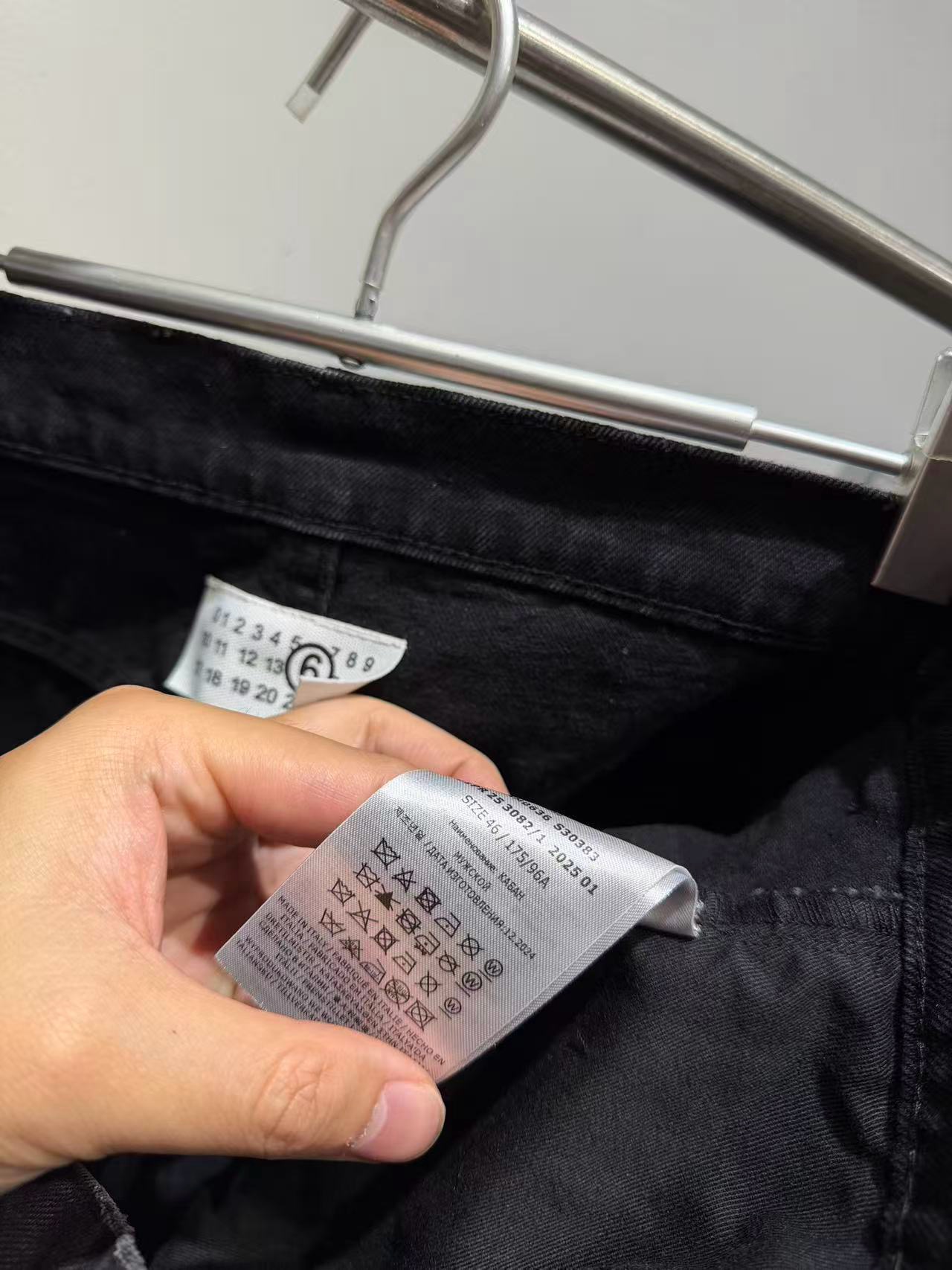 Джинсы в стиле Maison Margiela чёрного цвета  с потёртостями и прямым кроем