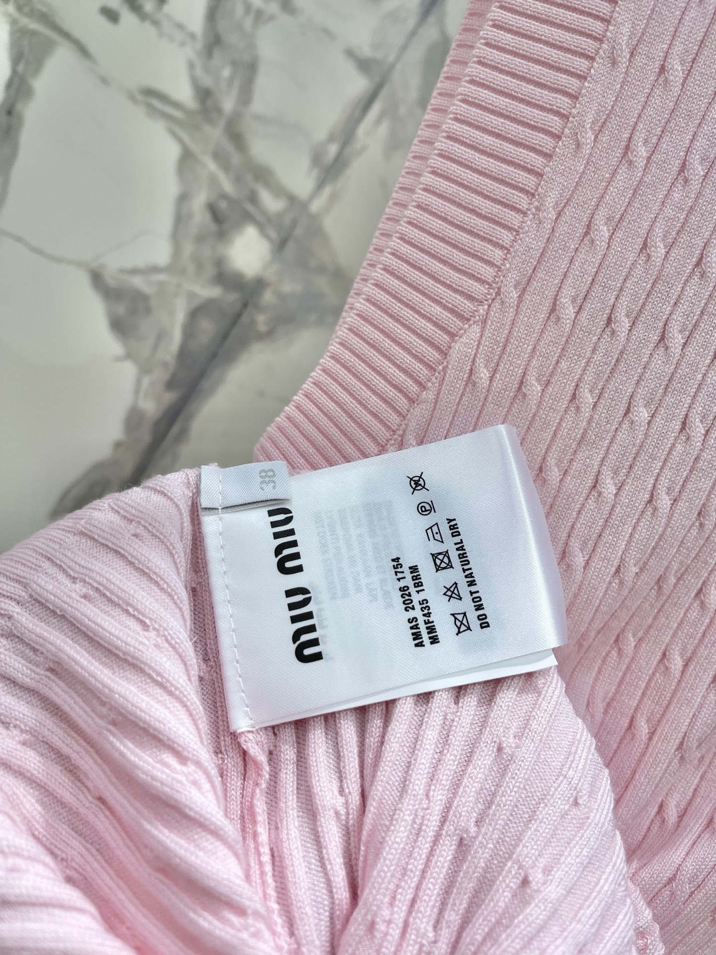 Топ женский в стиле Miu Miu вязаный с отложным воротником без рукавов розового цвета