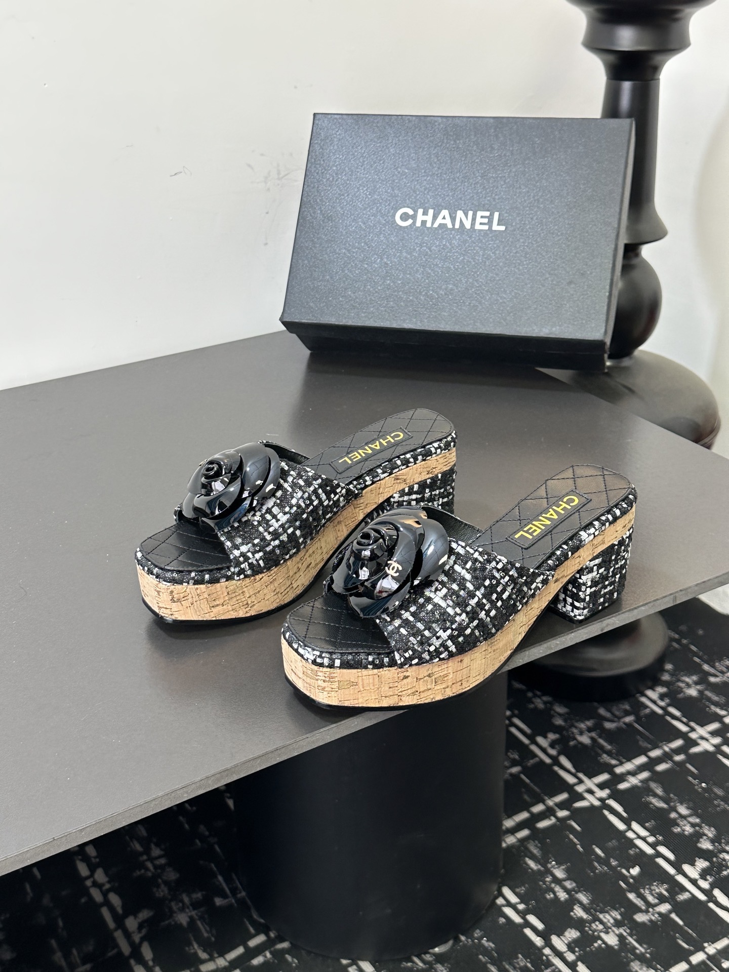 Мюли женские в стиле Chanel с цветком камелии чёрного цвета