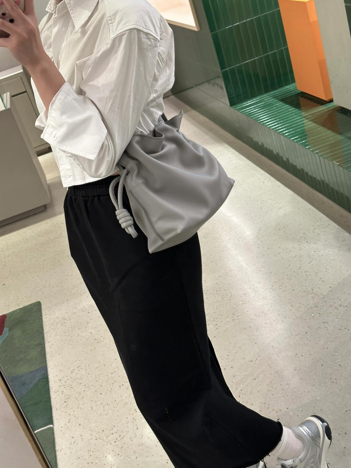 Сумка женская в стиле Loewe Flamenco серого цвета