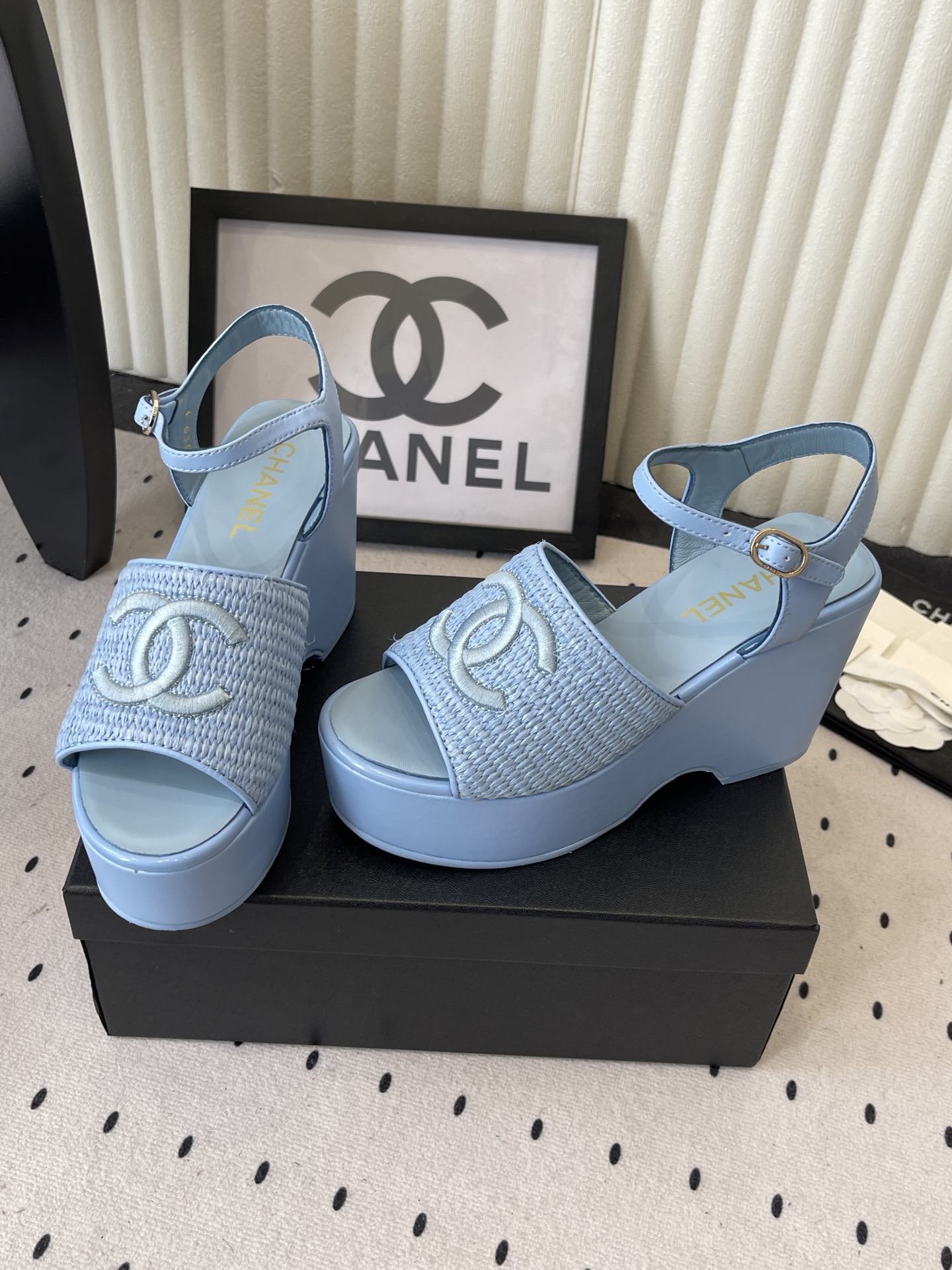 Босоножки женские в стиле Chanel с плетением голубого цвета на платформе