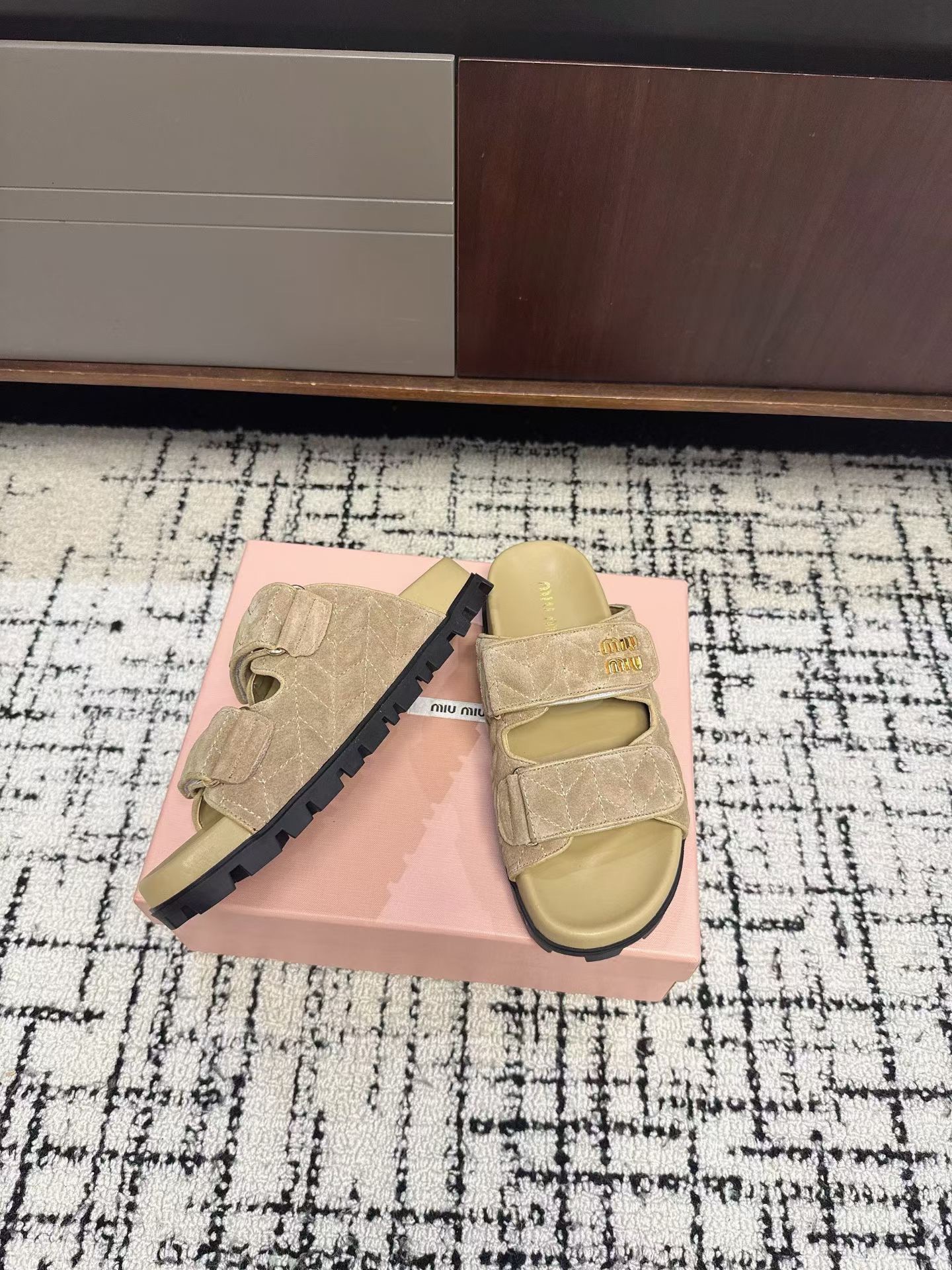 Шлёпанцы женские в стиле Miu Miu бежевого цвета