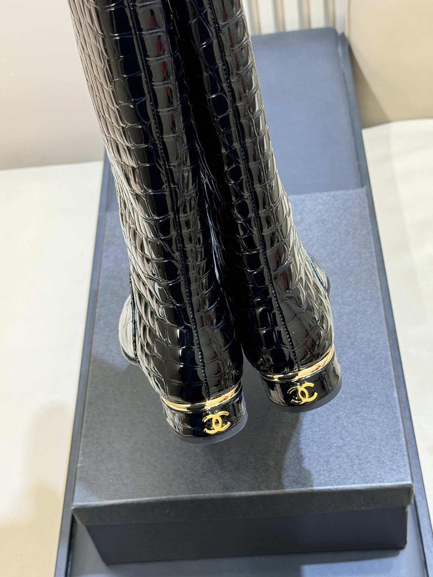 Сапоги женские Chanel Métiers d’art High Boots черного цвета