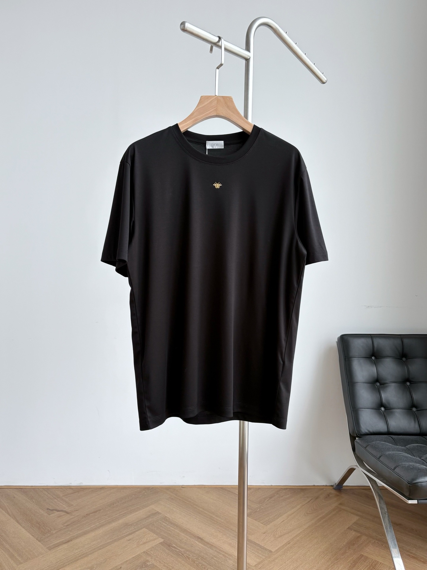 Футболка унисекс в стиле Dior из хлопка чёрного цвета с вышивкой пчелы