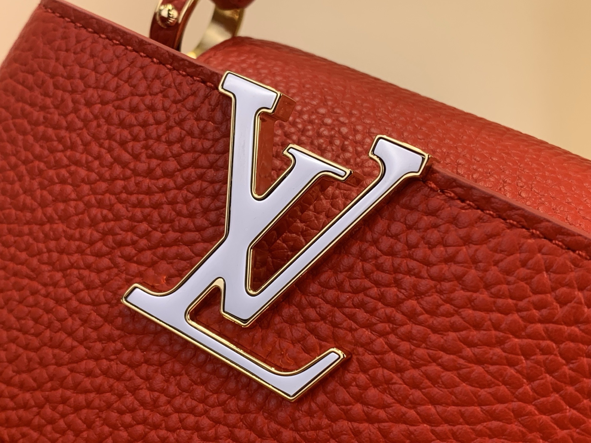 Сумка женская в стиле Louis Vuitton Capucines Mini Confetti красная с декоративной цепочкой