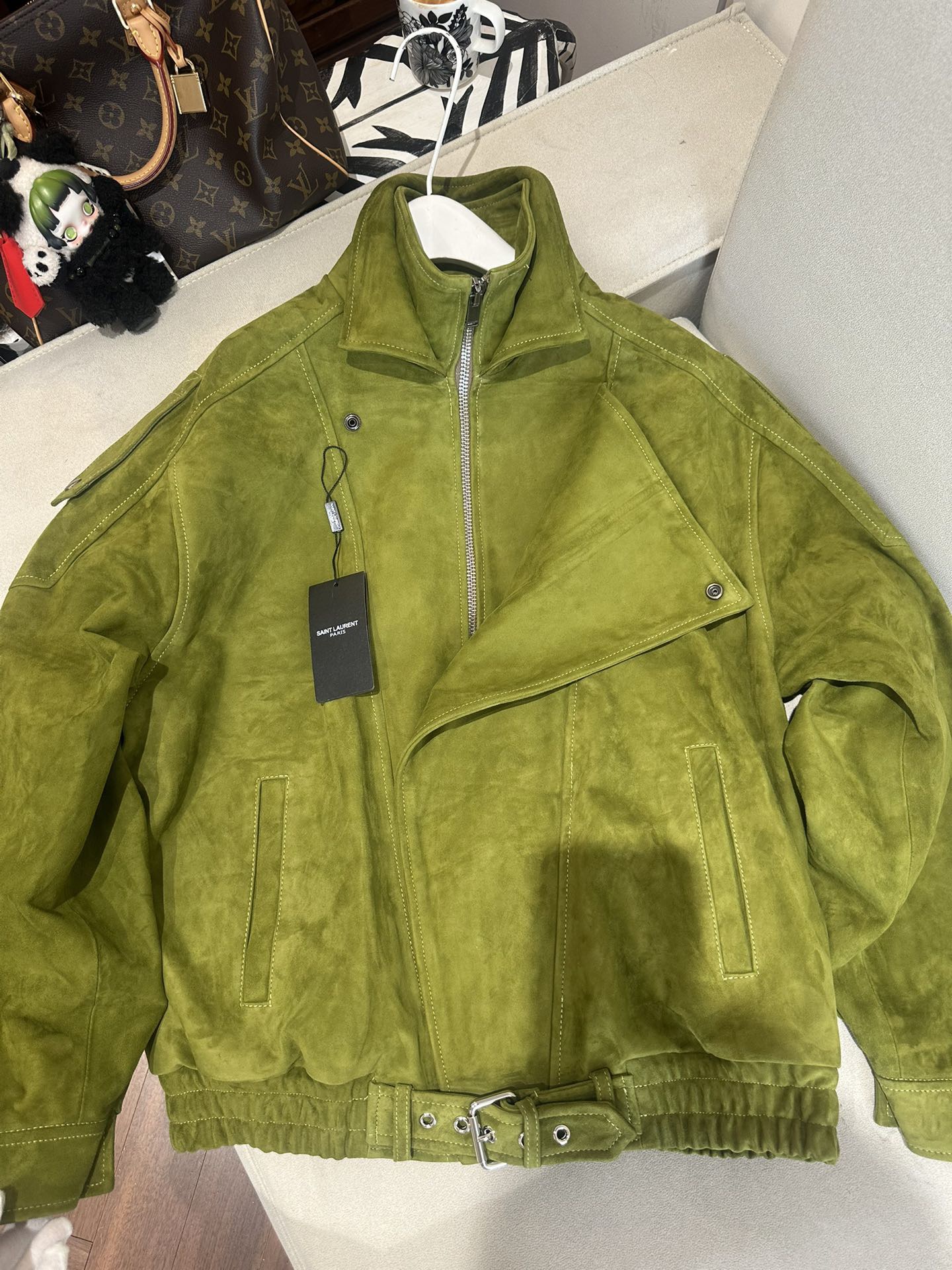 Куртка женская в стиле Saint Laurent из натуральной замши зелёного цвета укороченная с косой застёжкой