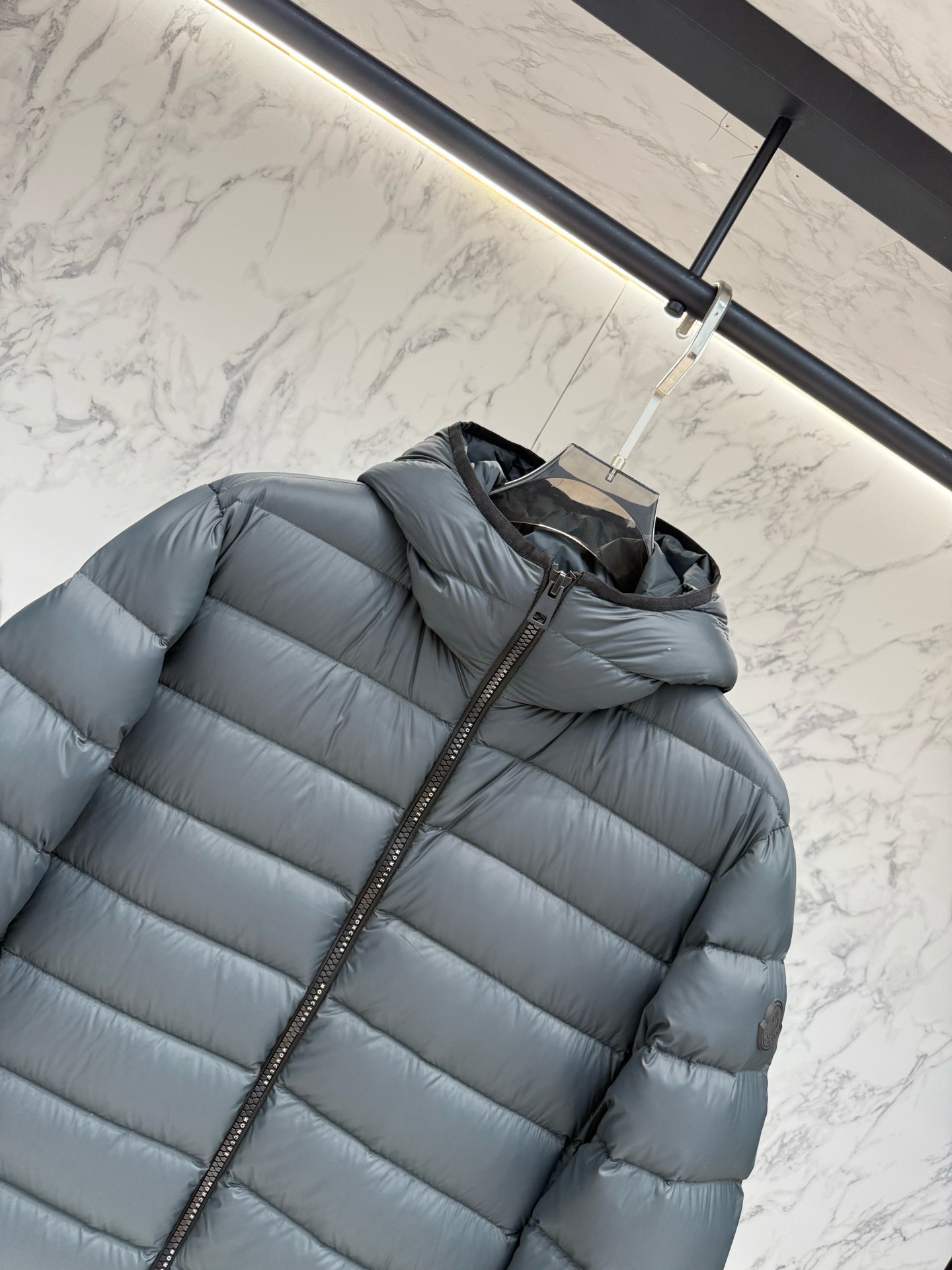 Пуховик мужской Moncler Hooded Short Down Jacket тёмно-синего цвета с капюшоном и натуральным пухом
