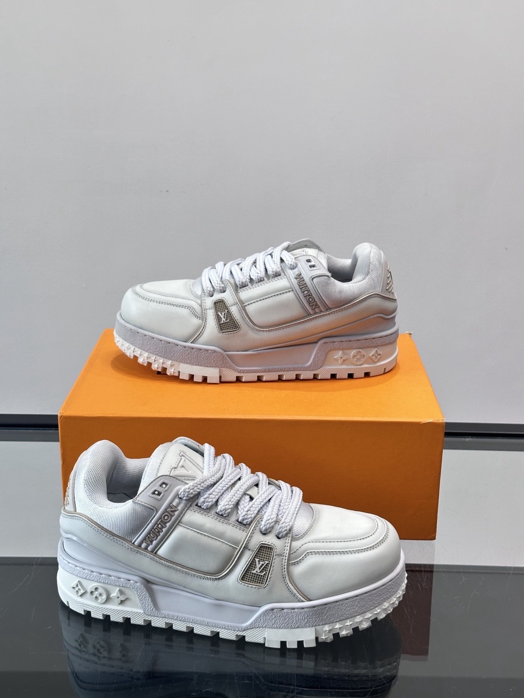 Кроссовки женские в стиле Louis Vuitton Trainer белого цвета