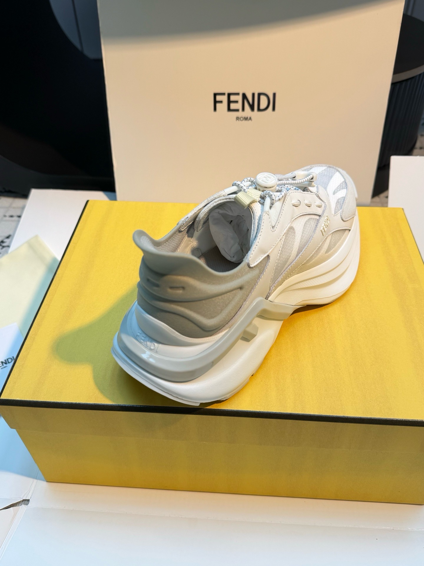 Кроссовки женские в стиле Fendi F-Light светло-серого цвета