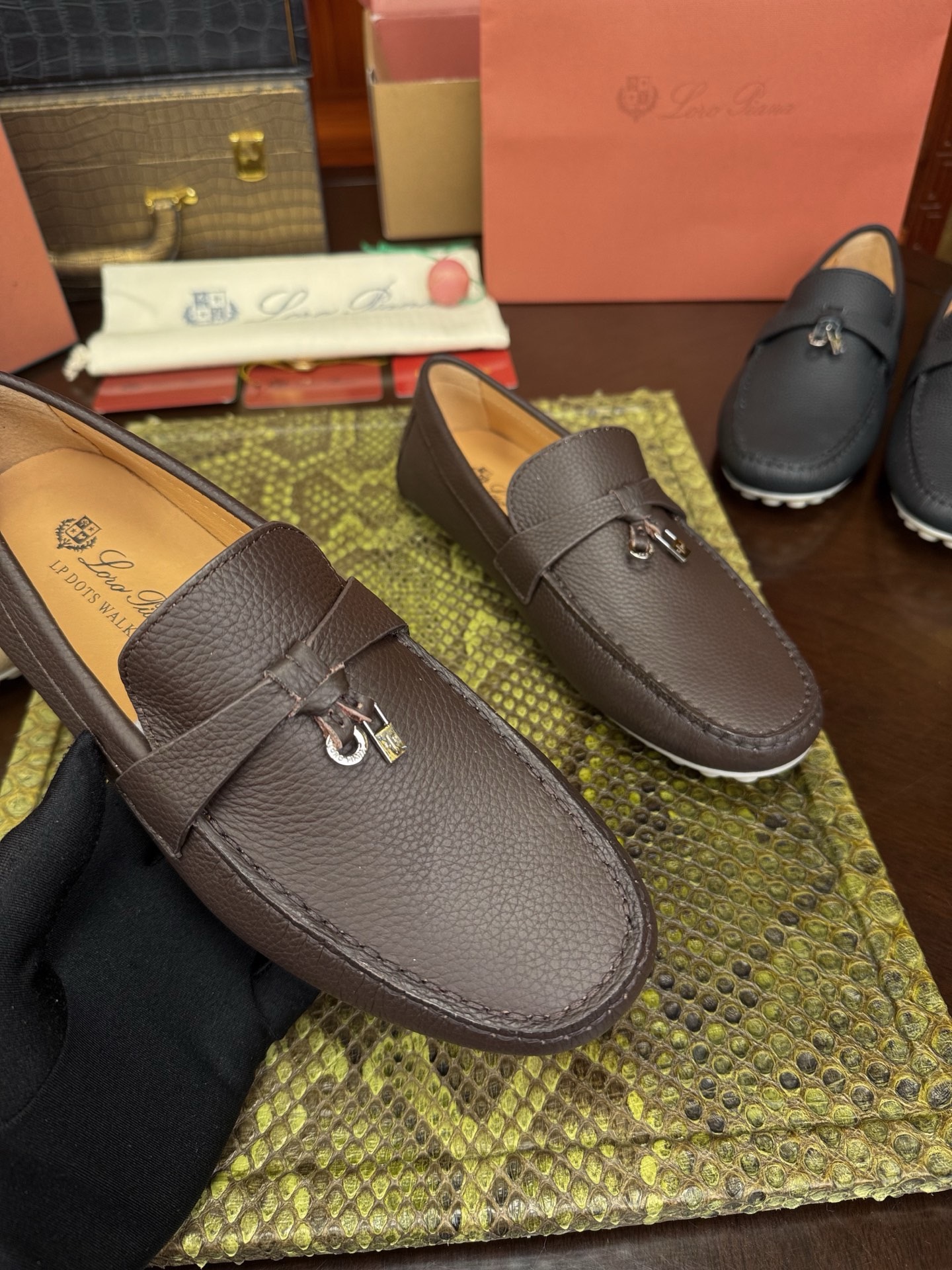Мокасины мужские Loro Piana из натуральной кожи коричневого цвета
