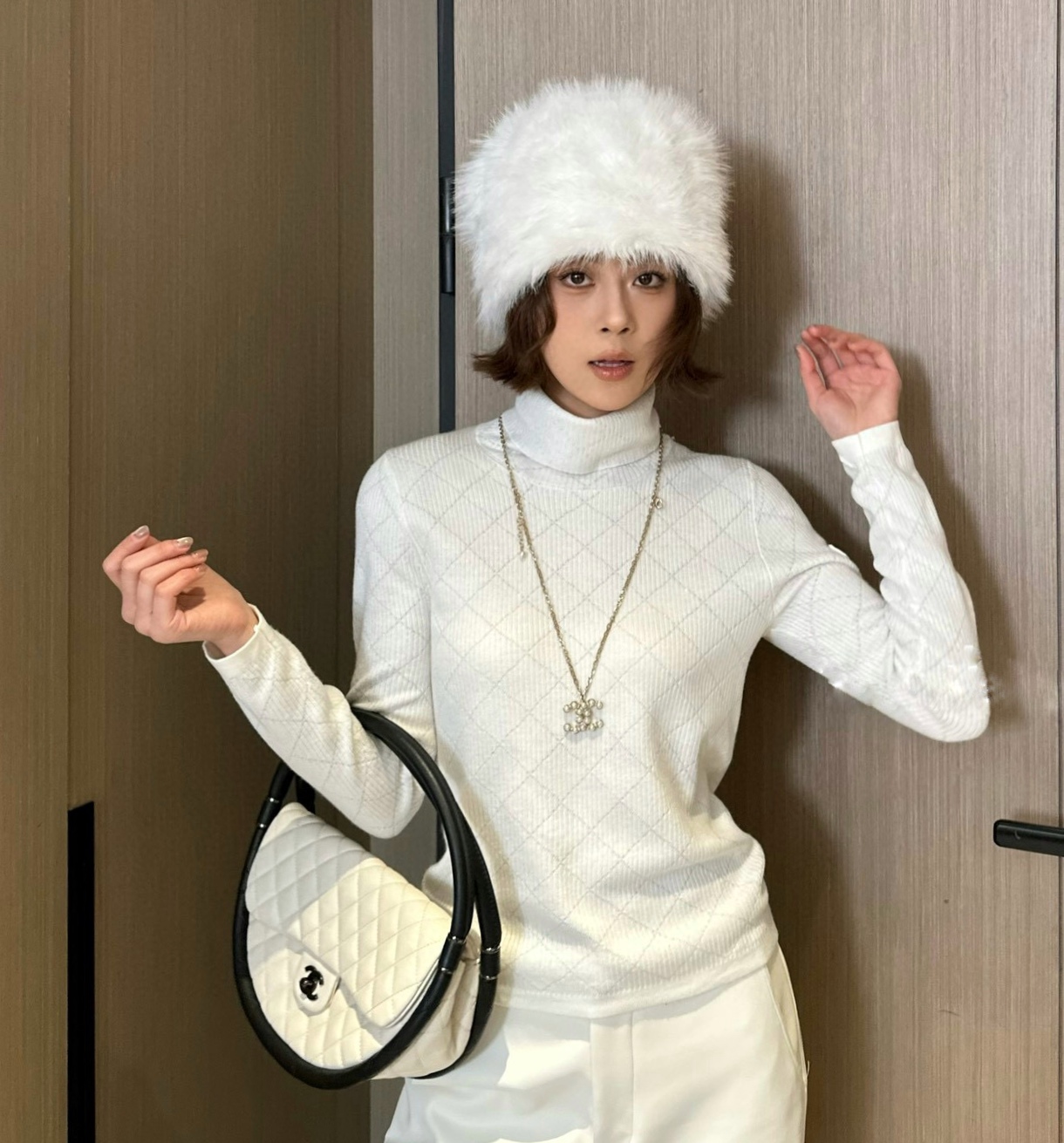 Свитер женский в стиле Chanel из шерстяного трикотажа белого цвета с ромбовым узором и высоким воротником