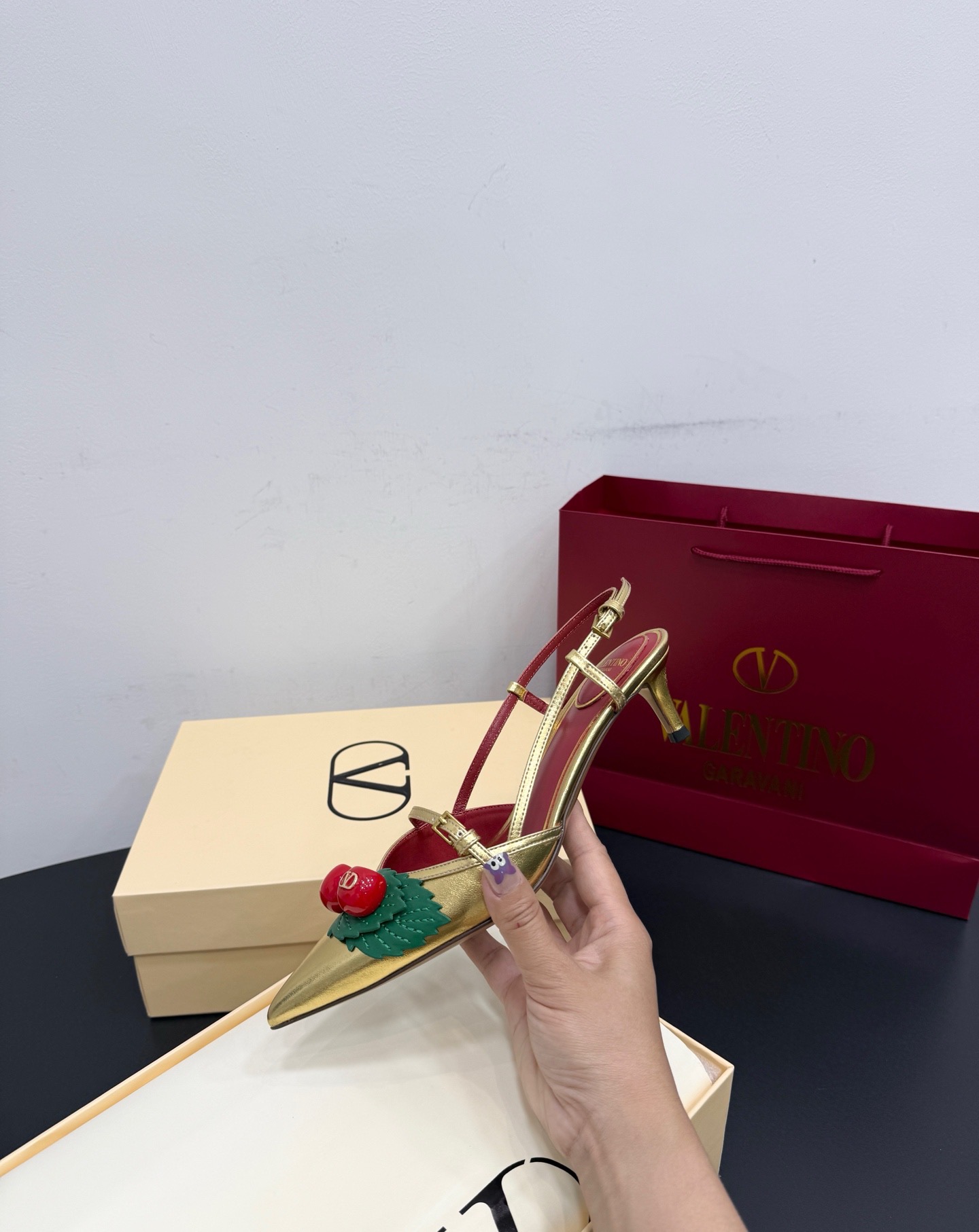 Туфли женские в стиле Valentino VLogo из натуральной кожи золотого цвета с декором