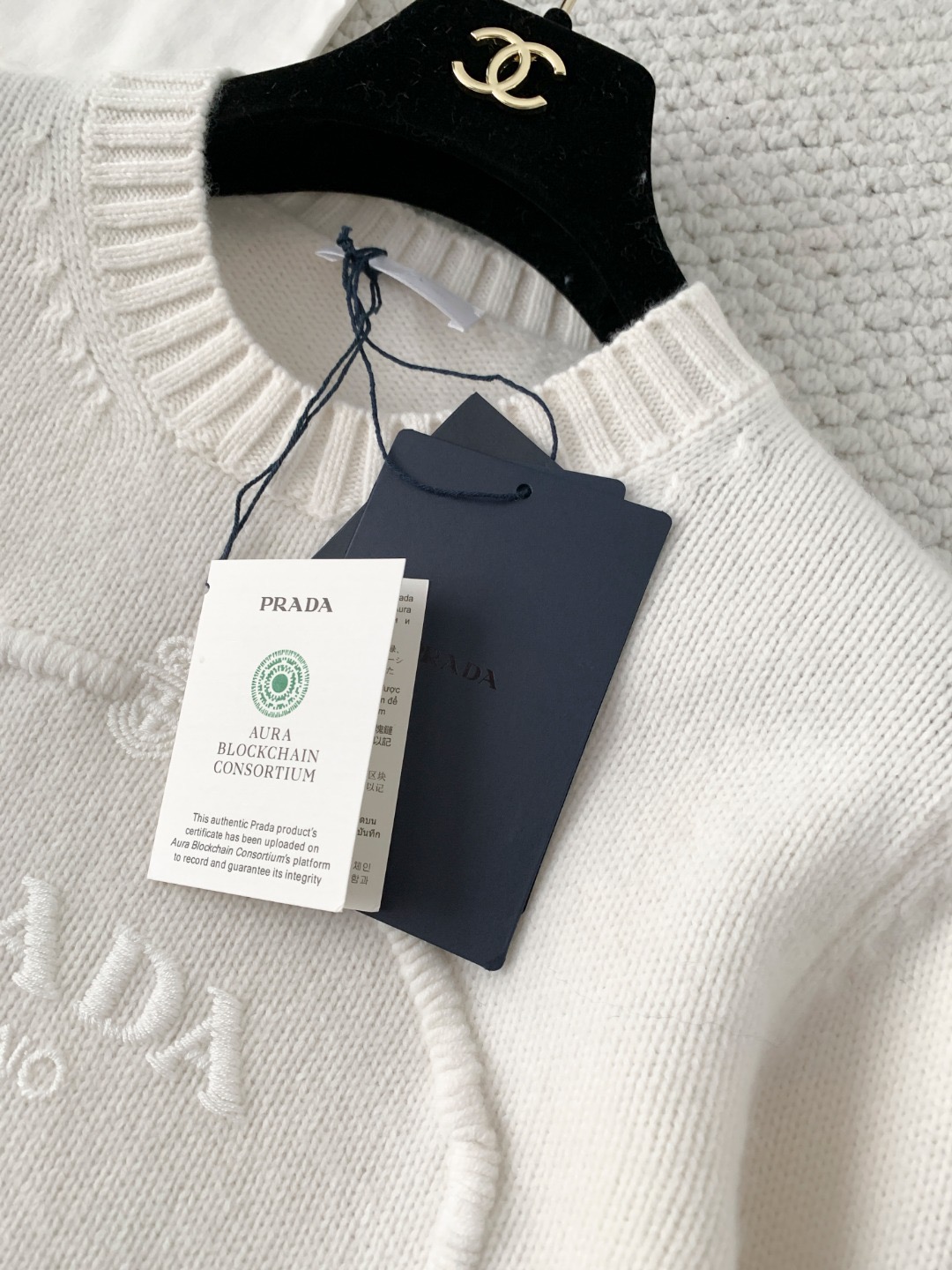 Свитер женский в стиле Prada из шерсти белого цвета с фирменной вышивкой