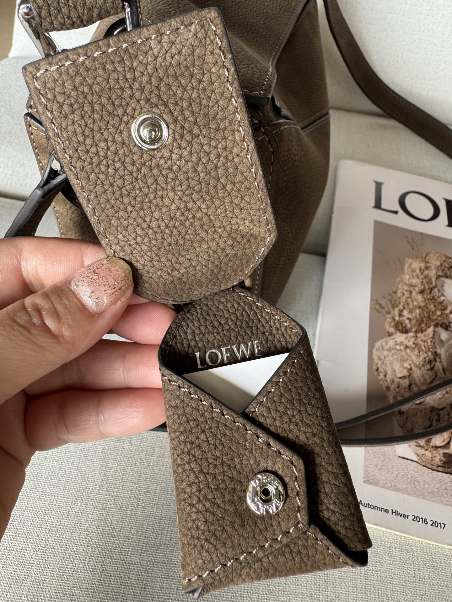 Сумка женская Loewe Featherlight Puzzle Small оливково-зелёного цвета