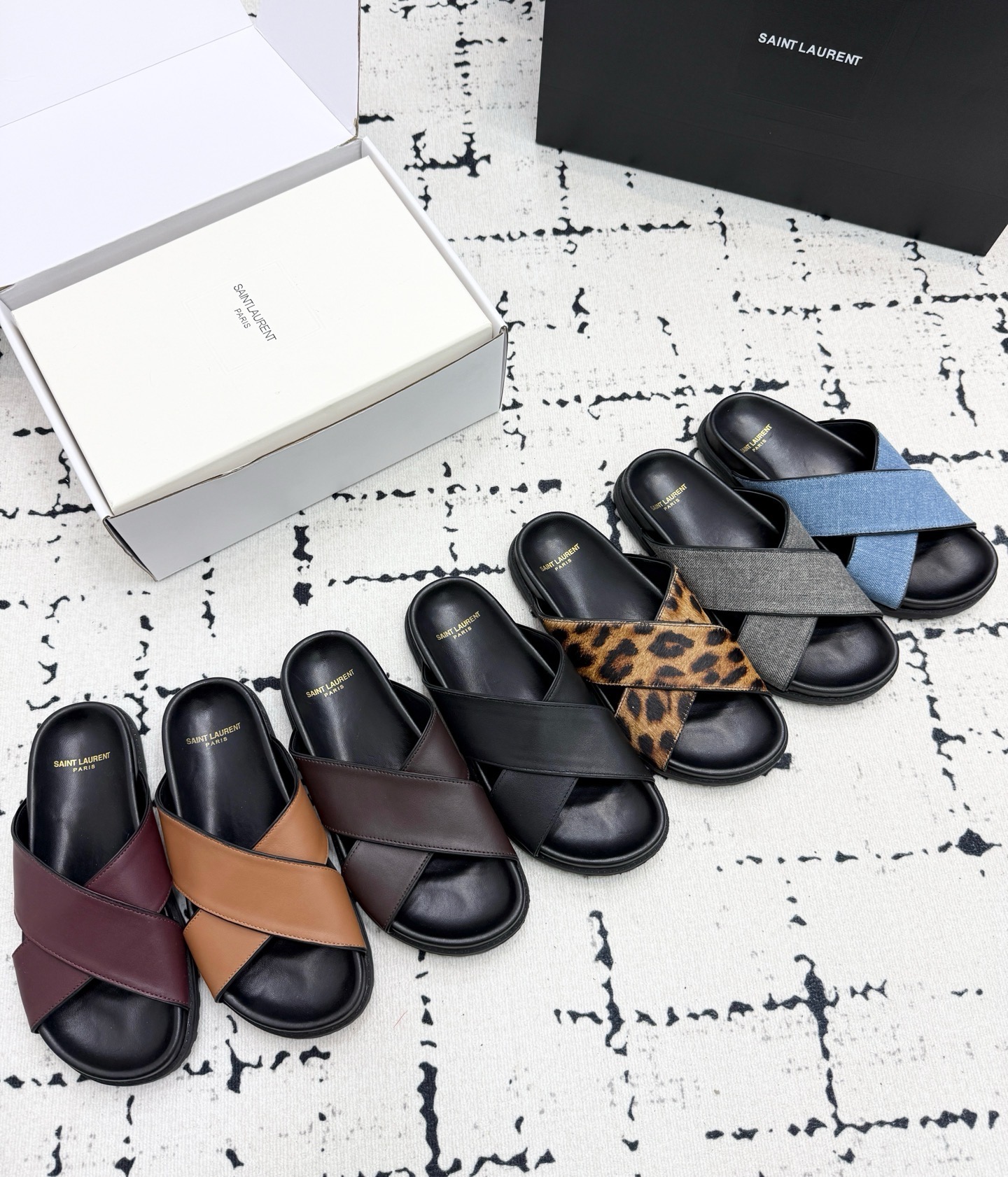 Шлепанцы женские в стиле Saint Laurent бордового цвета