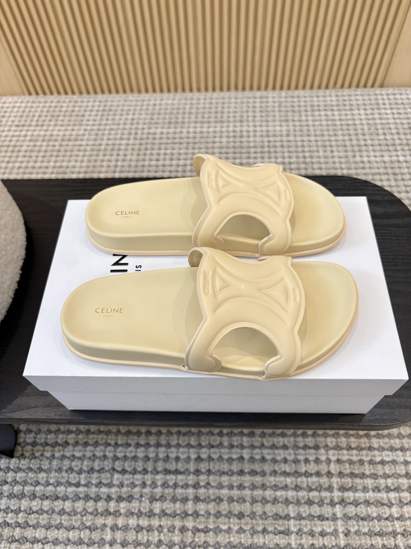 Шлёпанцы женские в стиле Celine из натуральной кожи бежевого цвета