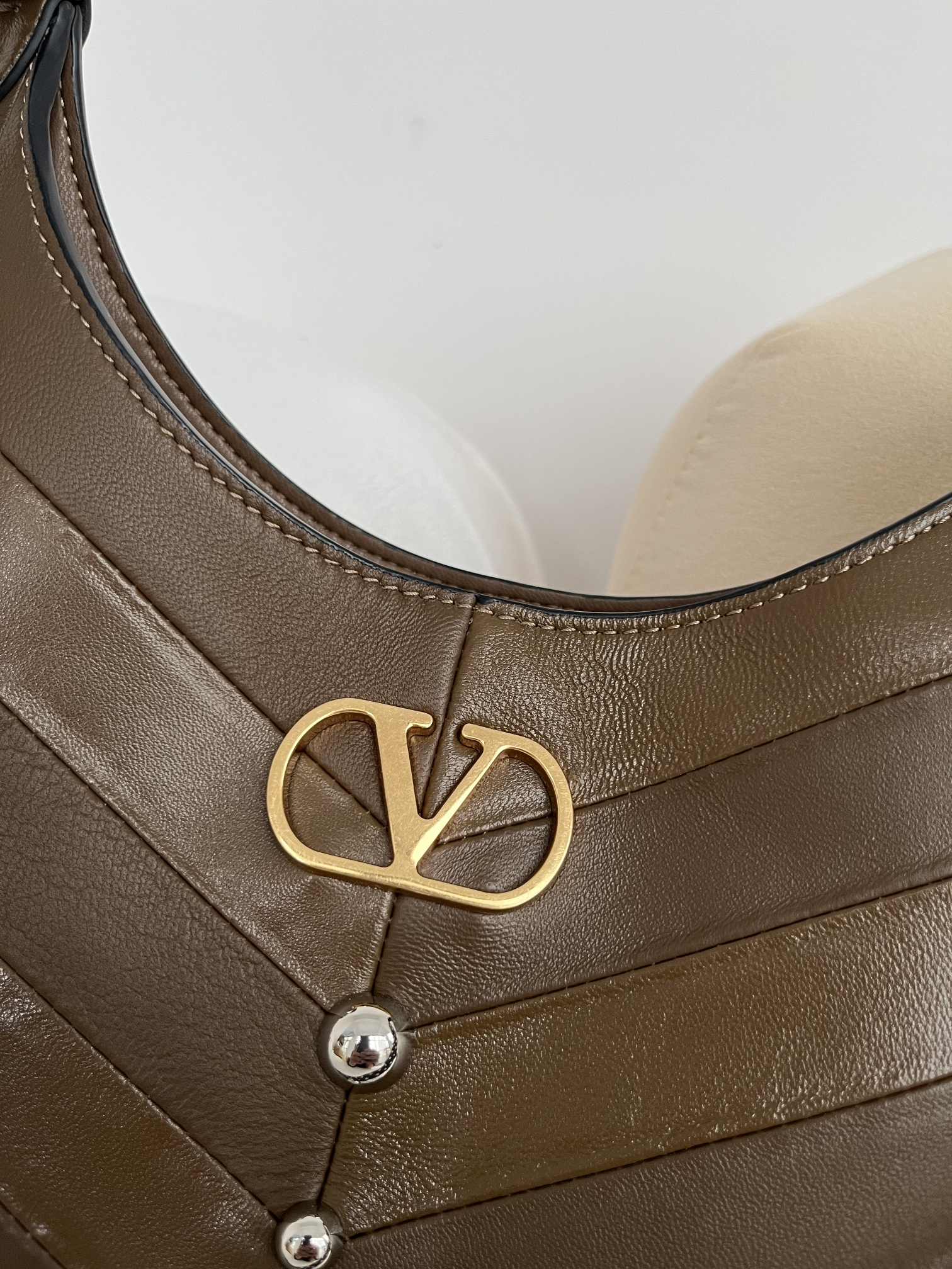 Сумка женская в стиле Valentino Garavani Hoboho Hobo коричневого цвета(28 см)