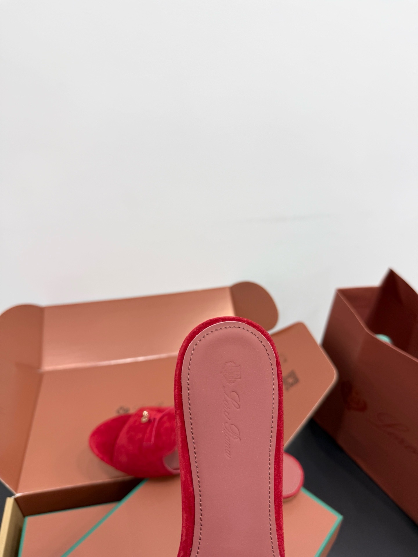 Шлепанцы женские в стиле Loro Piana My Charms красного цвета