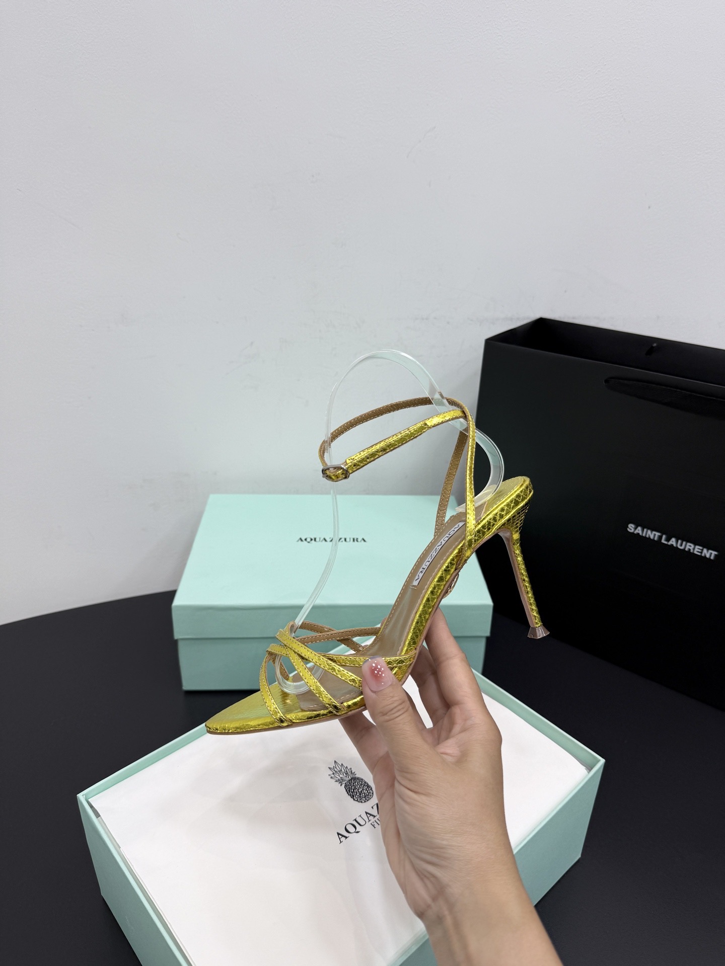 Босоножки женские Aquazzura золотистого цвета