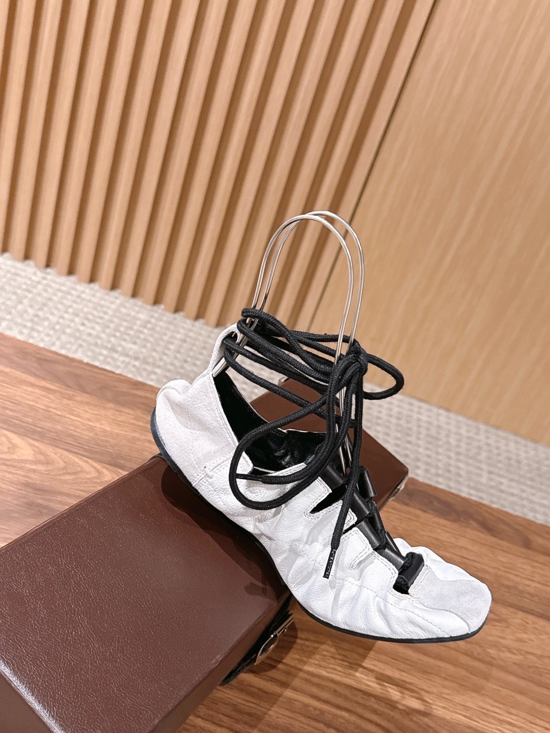 Балетки женские в стиле Alaïa Fold из натуральной замши со шнуровкой белого цвета