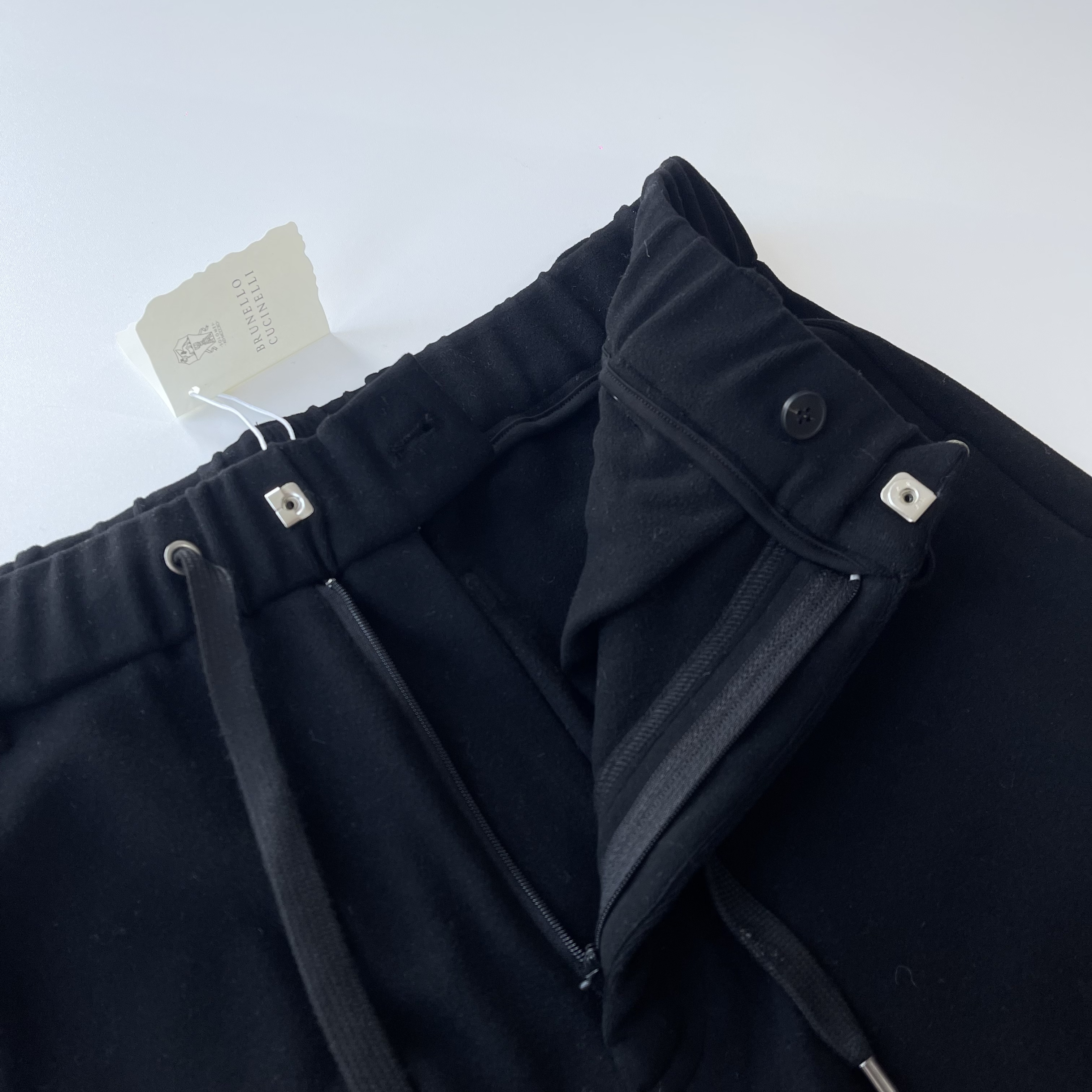 Брюки мужские в стиле Brunello Cucinelli свободного прямого кроя из плотной шерсти чёрного цвета