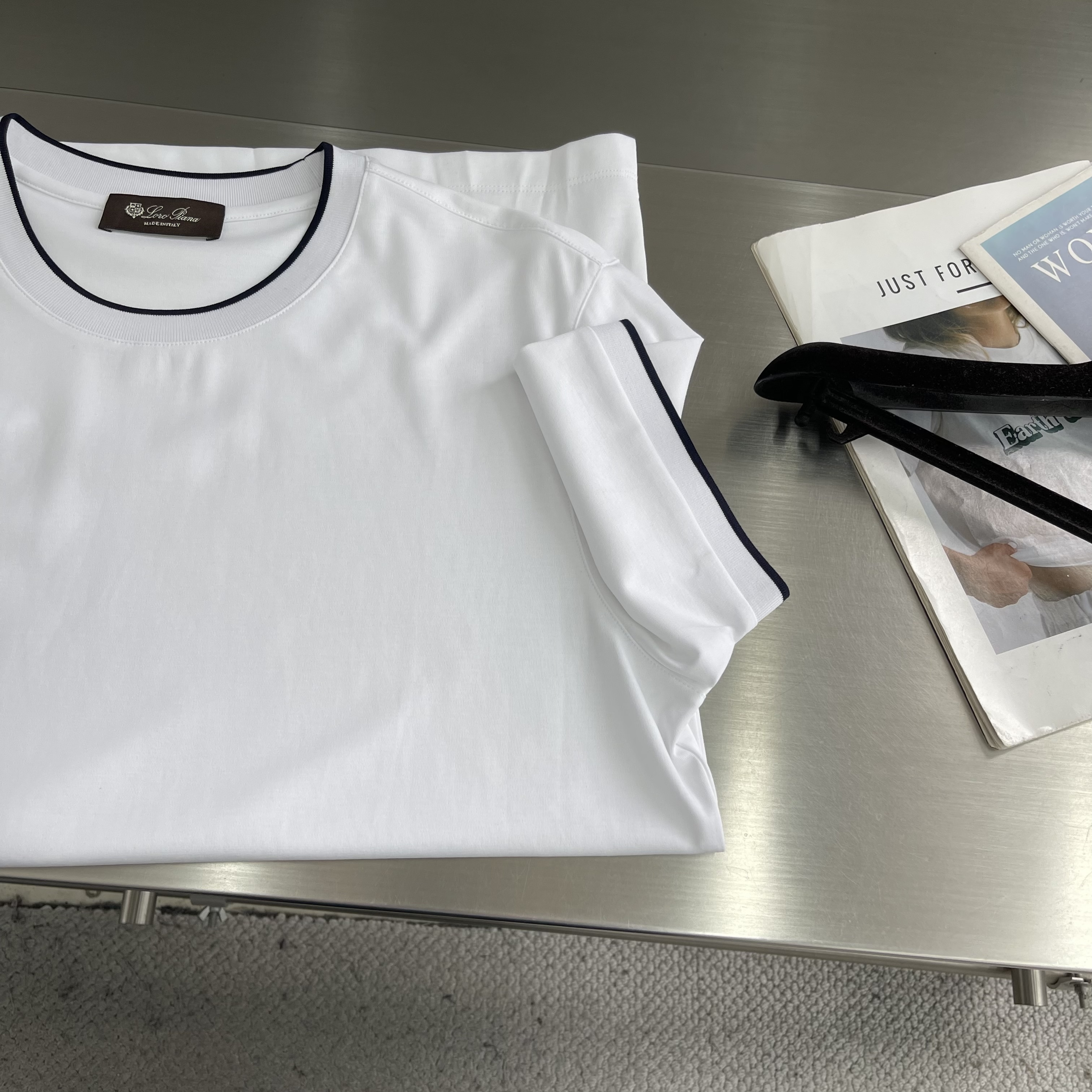 Футболка мужская в стиле Loro Piana из хлопка белого цвета с контрастной отделкой