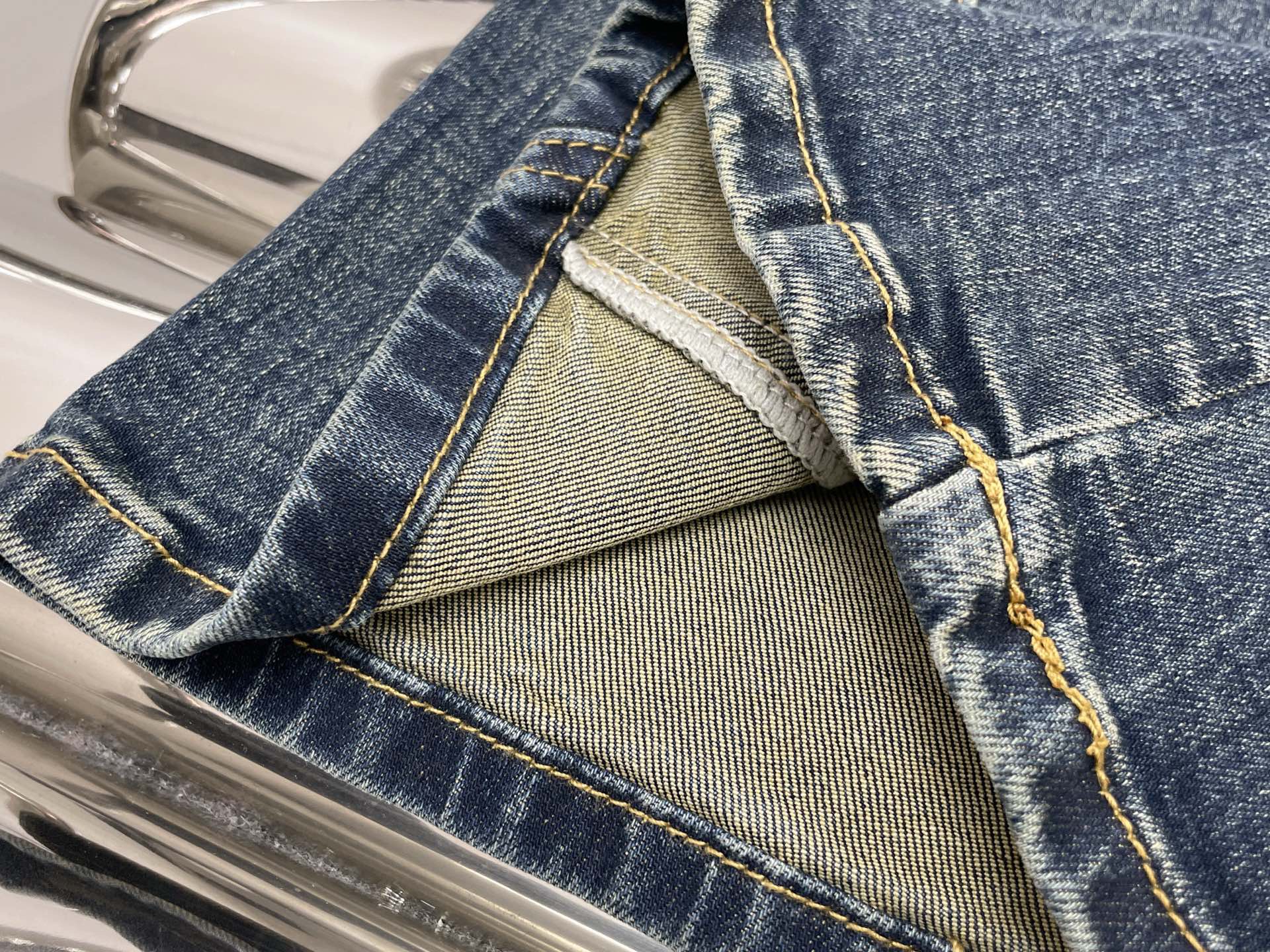 Джинсы женские в стиле Ann Demeulemeester синего цвета расклешённые с эффектом потертости