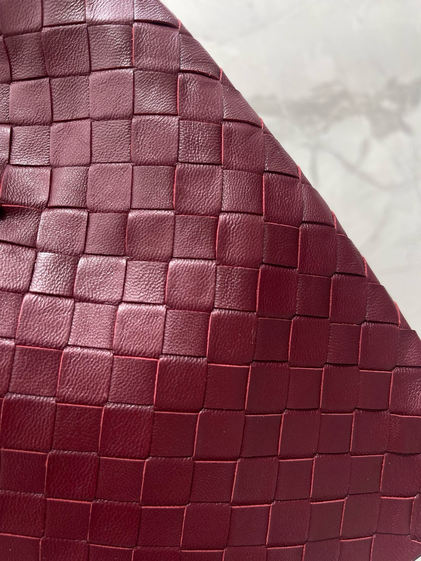 Шорты женские Bottega Veneta бордового цвета с плетением Intrecciato