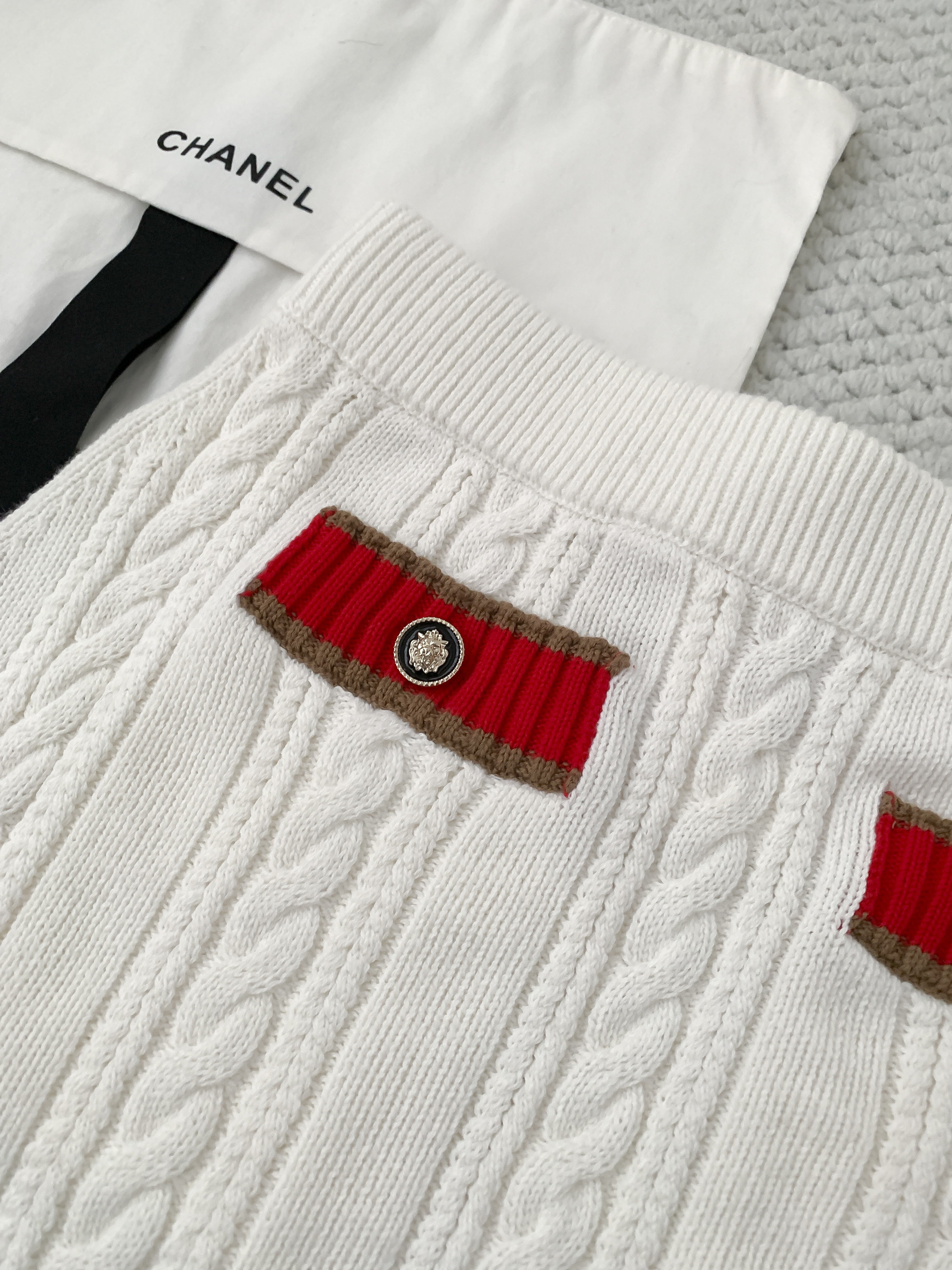 Костюм женский в стиле Chanel белого цвета с юбкой и кардиганом