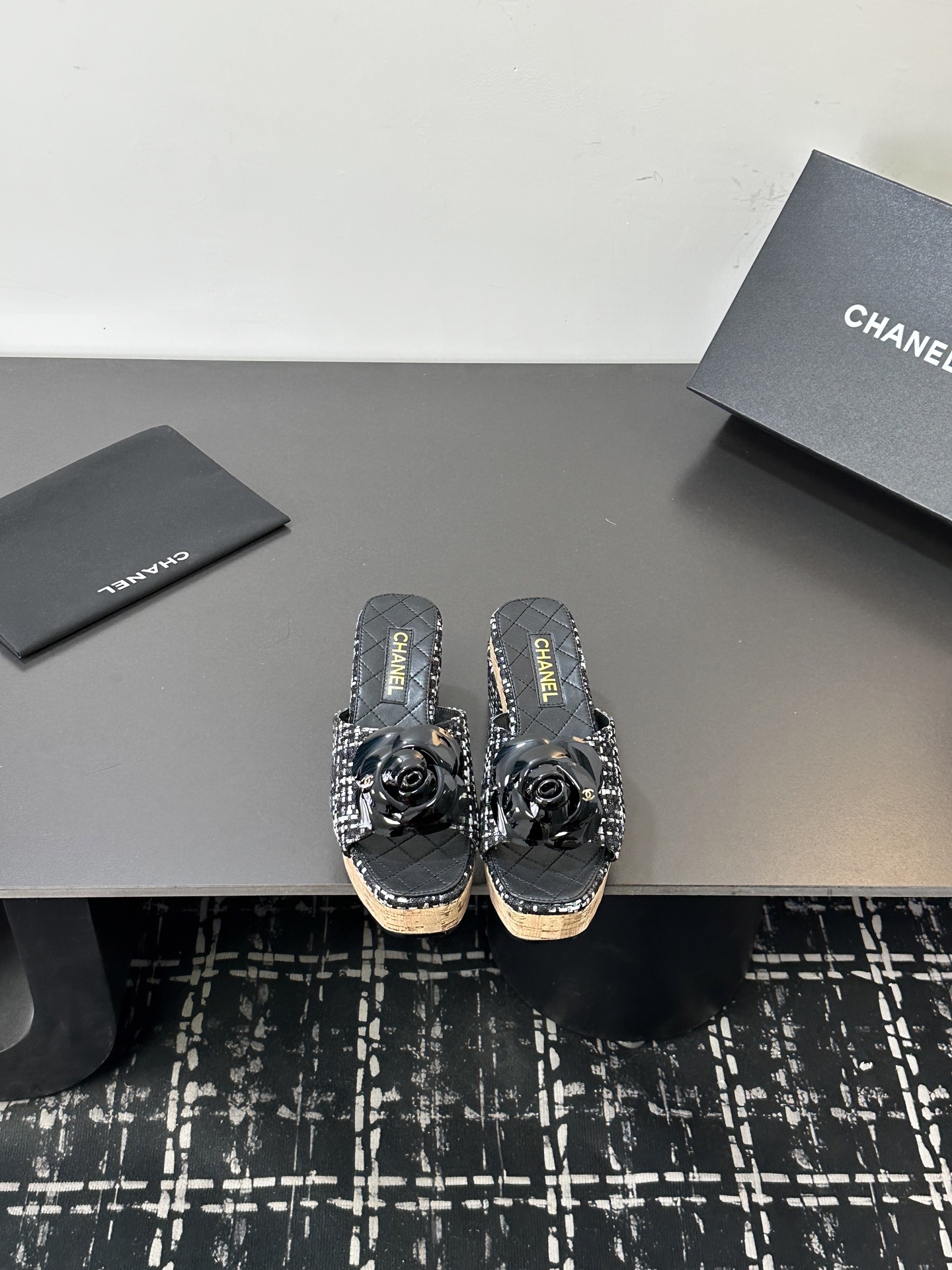 Мюли женские в стиле Chanel с цветком камелии чёрного цвета
