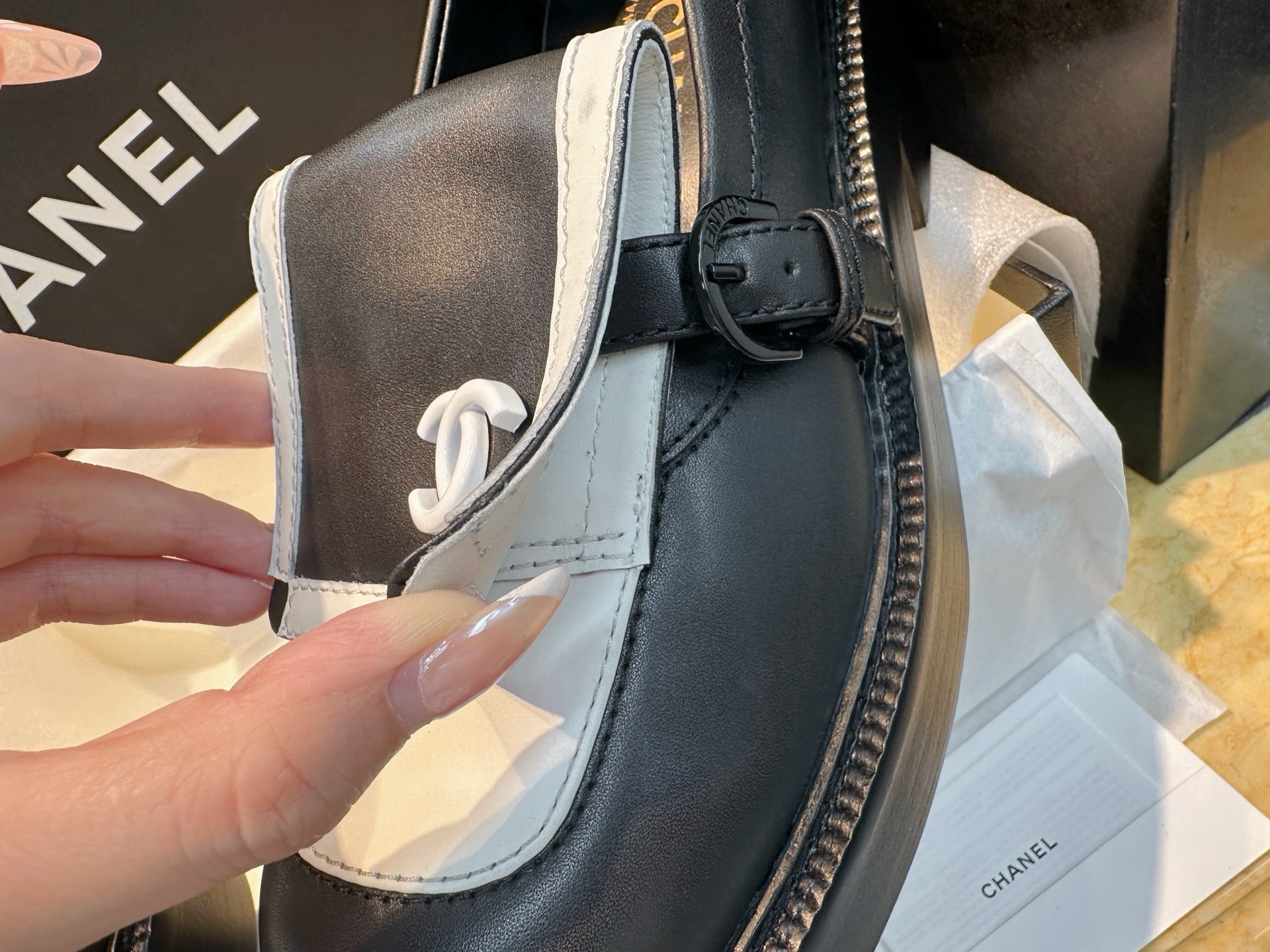 Лоферы женские Chanel 24B чёрно-белого цвета на утолщённой подошве