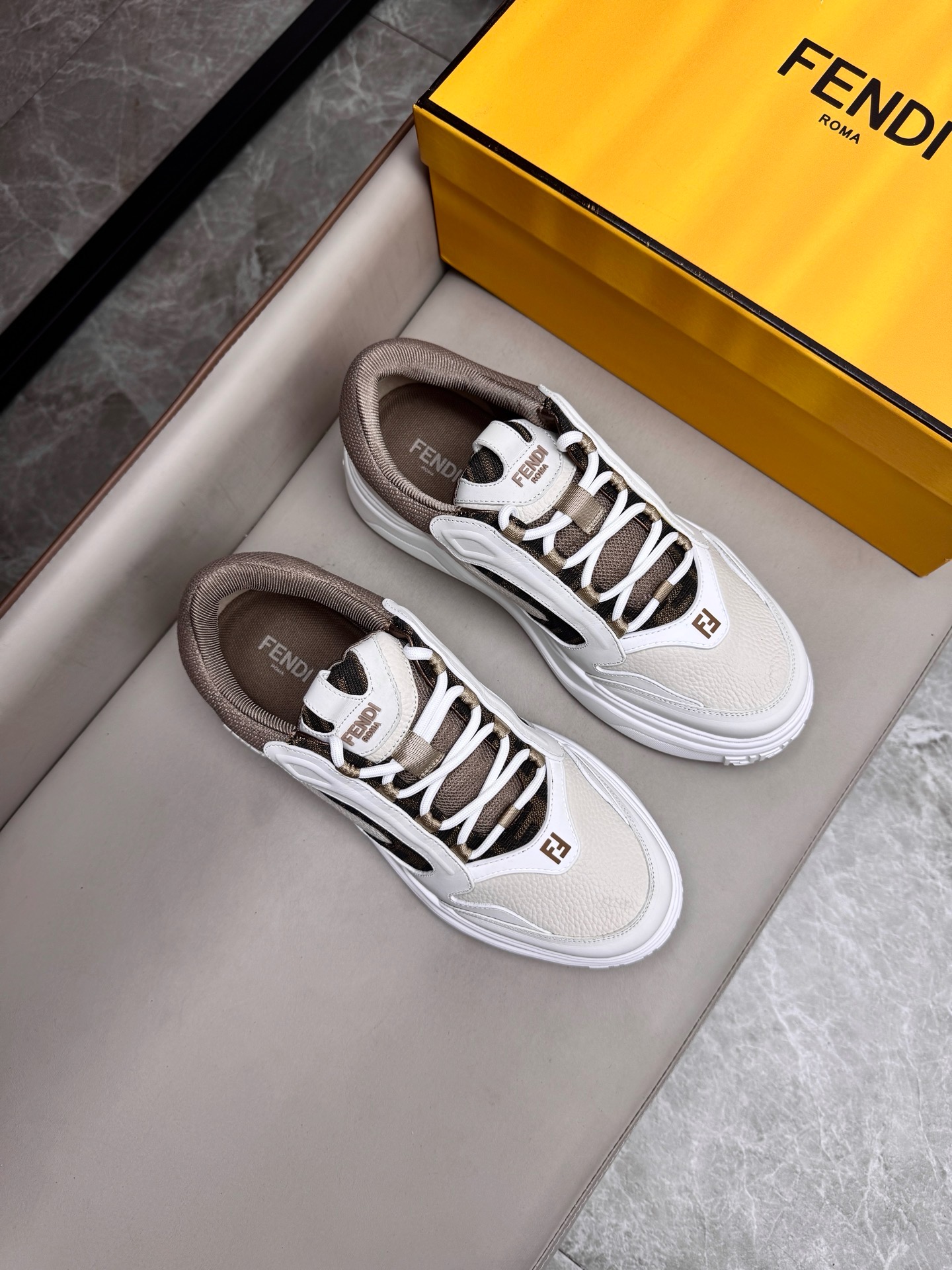 Кроссовки мужские в стиле Fendi белого цвета с бежевыми акцентами