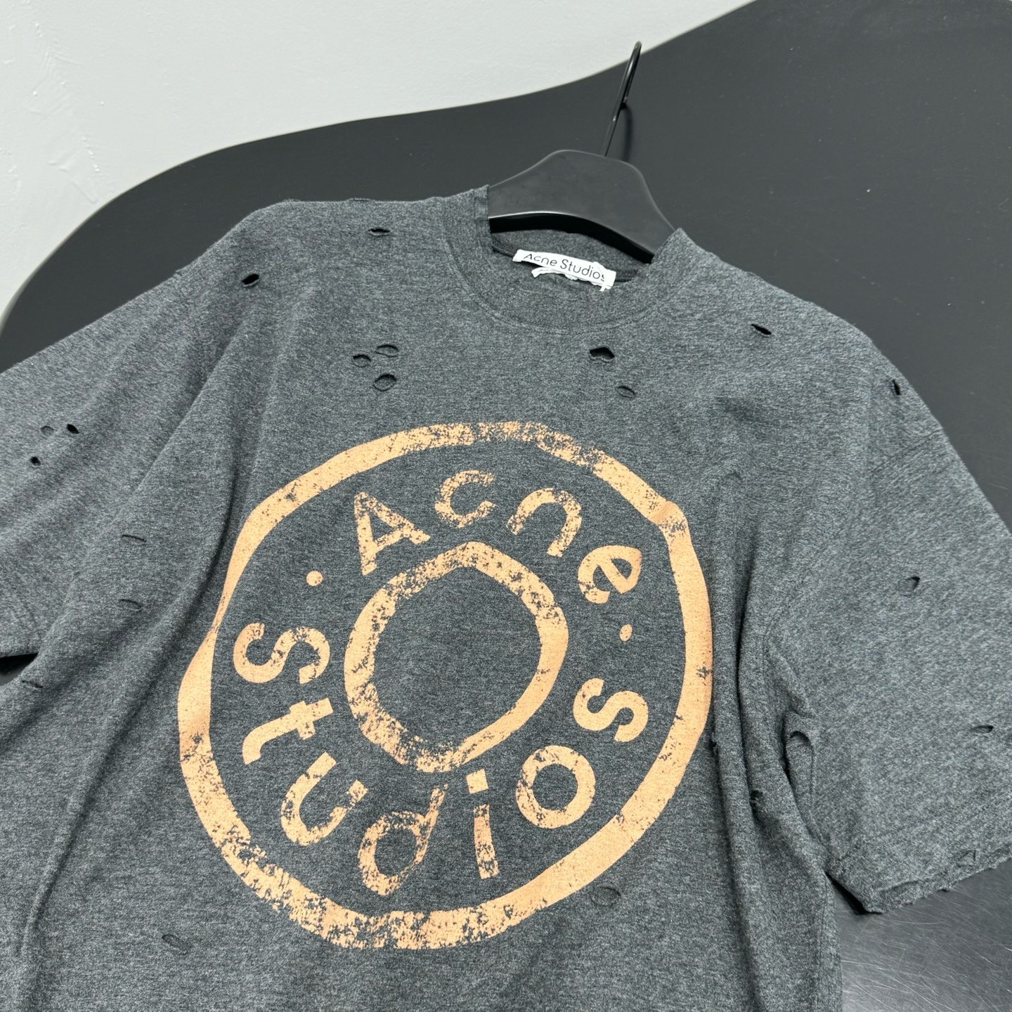 Футболка женская Acne Studios Distressed Logo серо-зелёного цвета