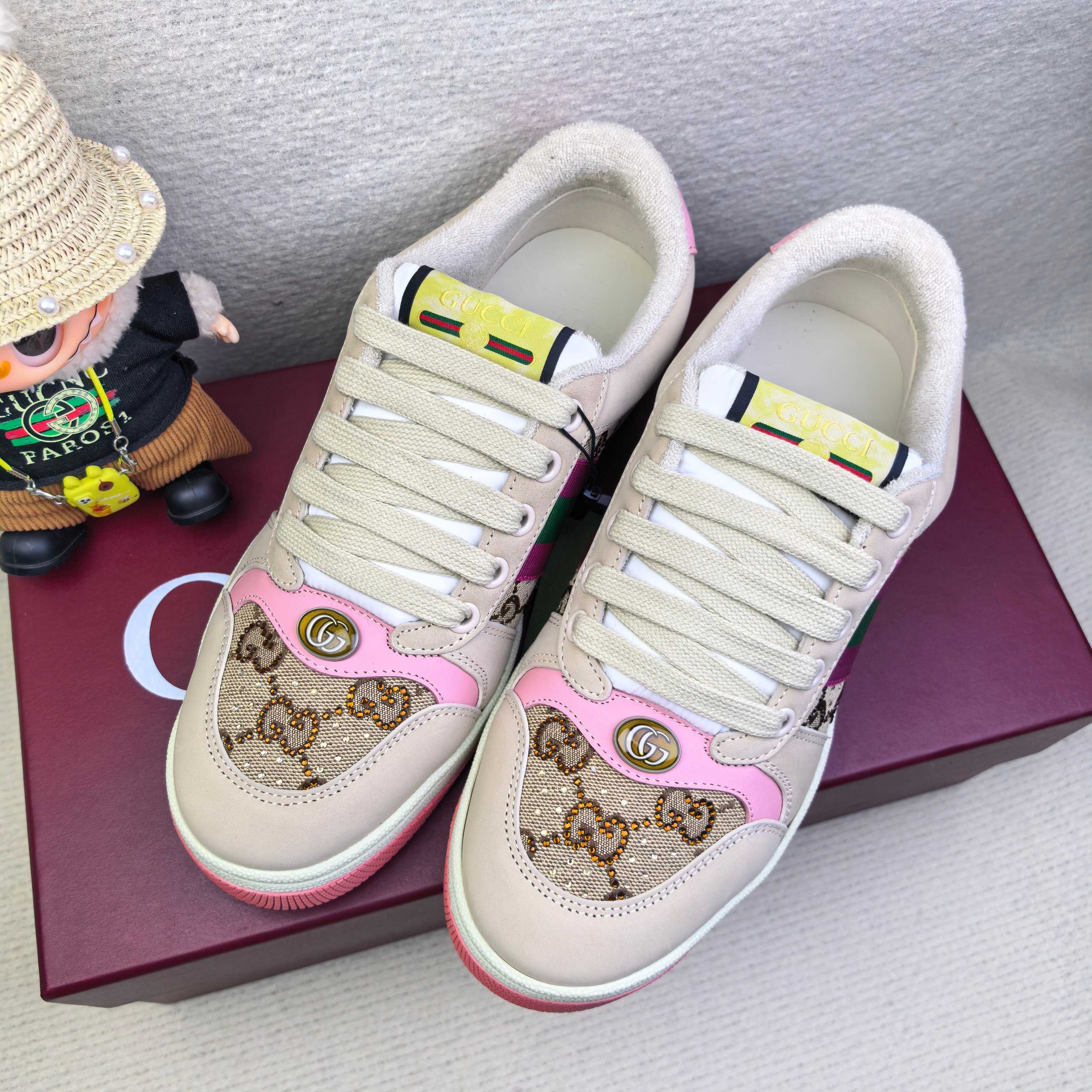 Кроссовки унисекс в стиле Gucci бежевого цвета с розовыми акцентами