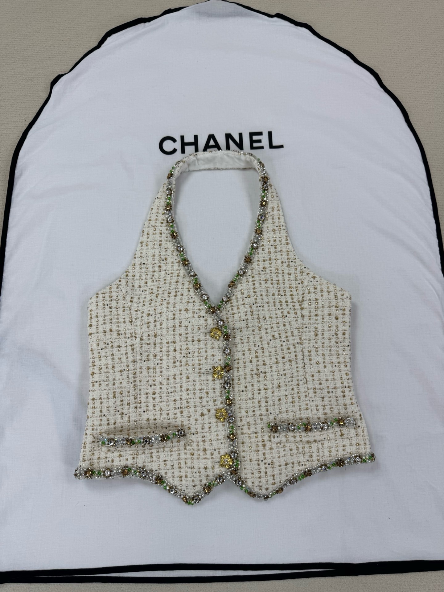 Жилет женский Chanel молочного цвета с декоративной отделкой