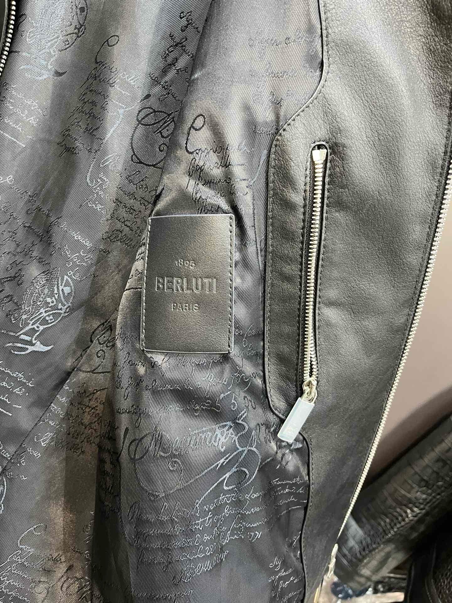 Куртка мужская Berluti чёрного цвета с отложным воротником и ремешками по низу