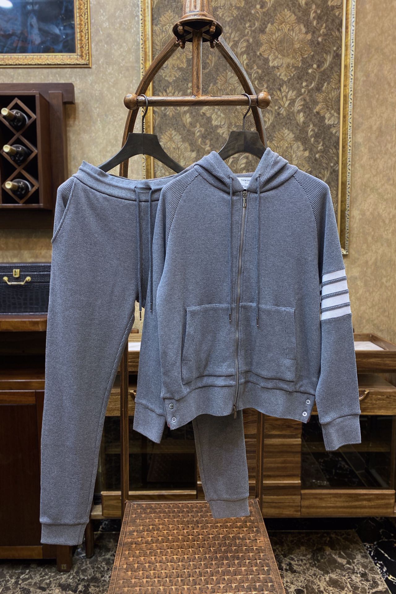 Костюм мужской в стиле Thom Browne спортивный серого цвета (худи на молнии / свитшот + брюки)