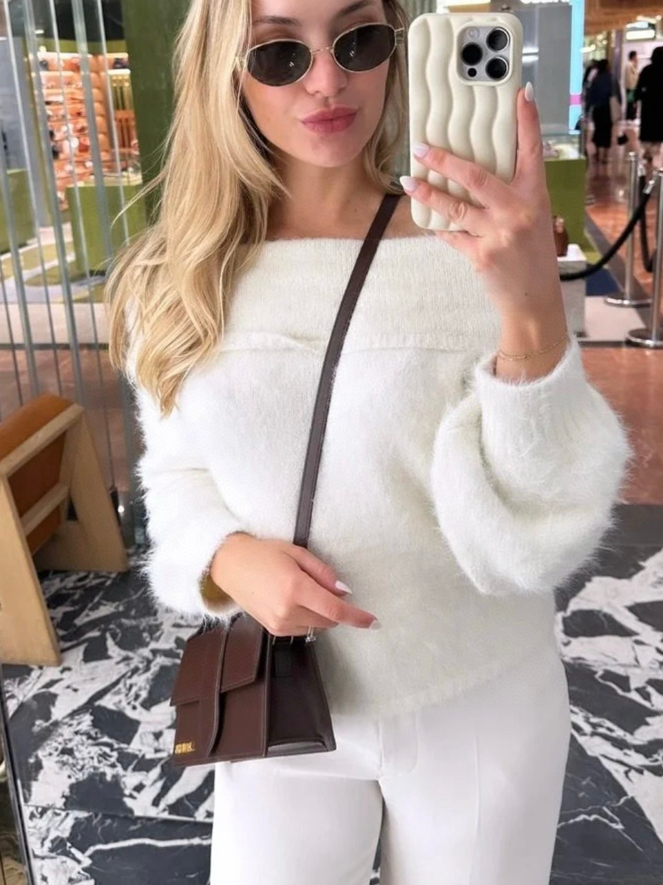 Сумка женская Jacquemus Bambino мини из лакированной кожи шоколадного  цвета